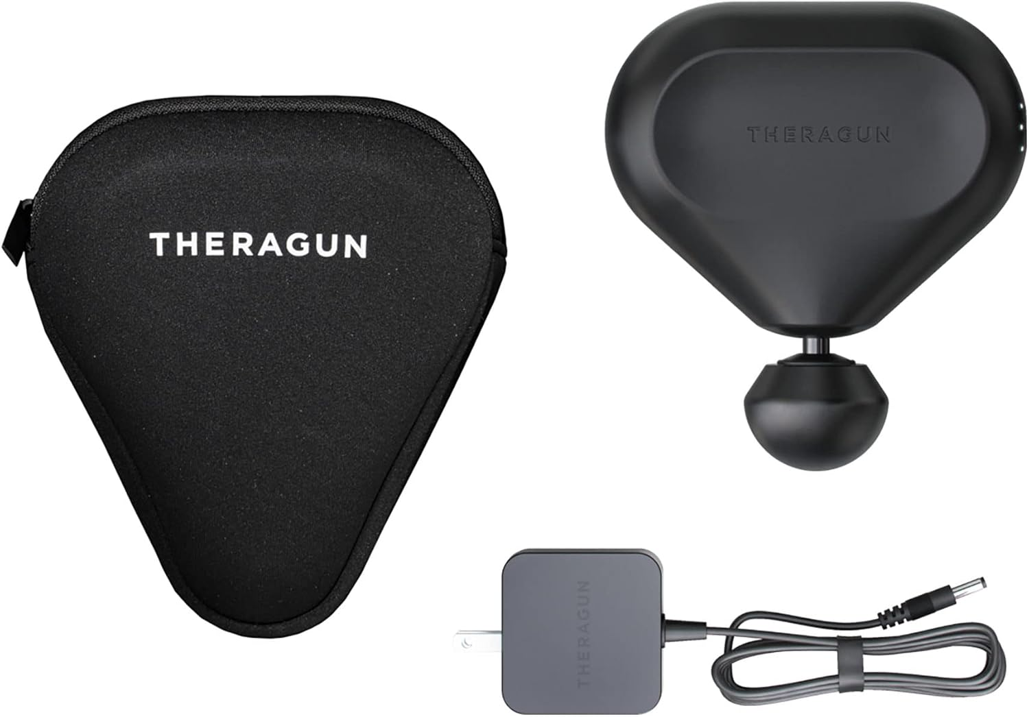 Masajeador Theragun negro, estuche y cargador. El masajeador tiene forma de T. El estuche es triangular. El cargador es cuadrado. Todos los elementos son negros.