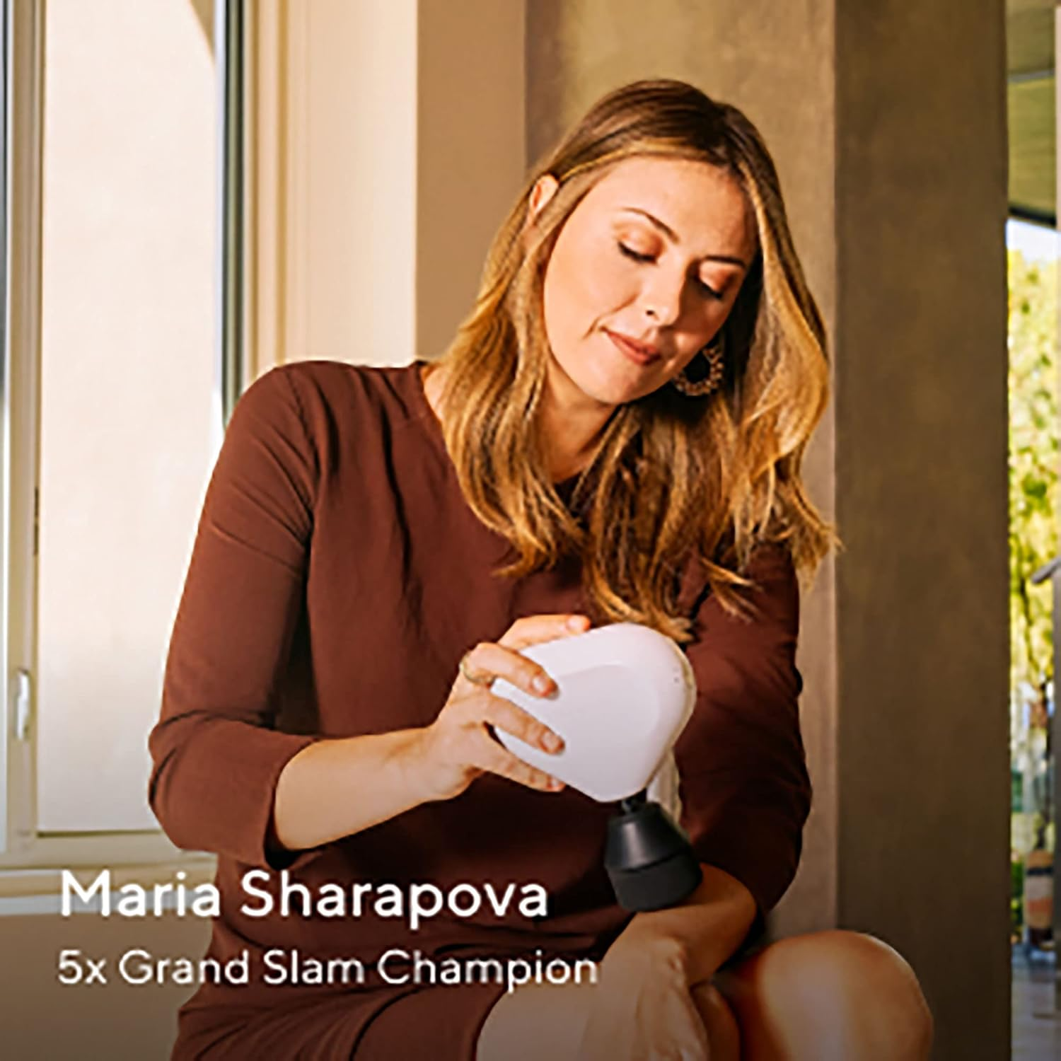 Maria Sharapova sosteniendo una pistola de masaje. Viste un vestido marrón y mira hacia abajo. Texto: 5 veces campeona de Grand Slam.