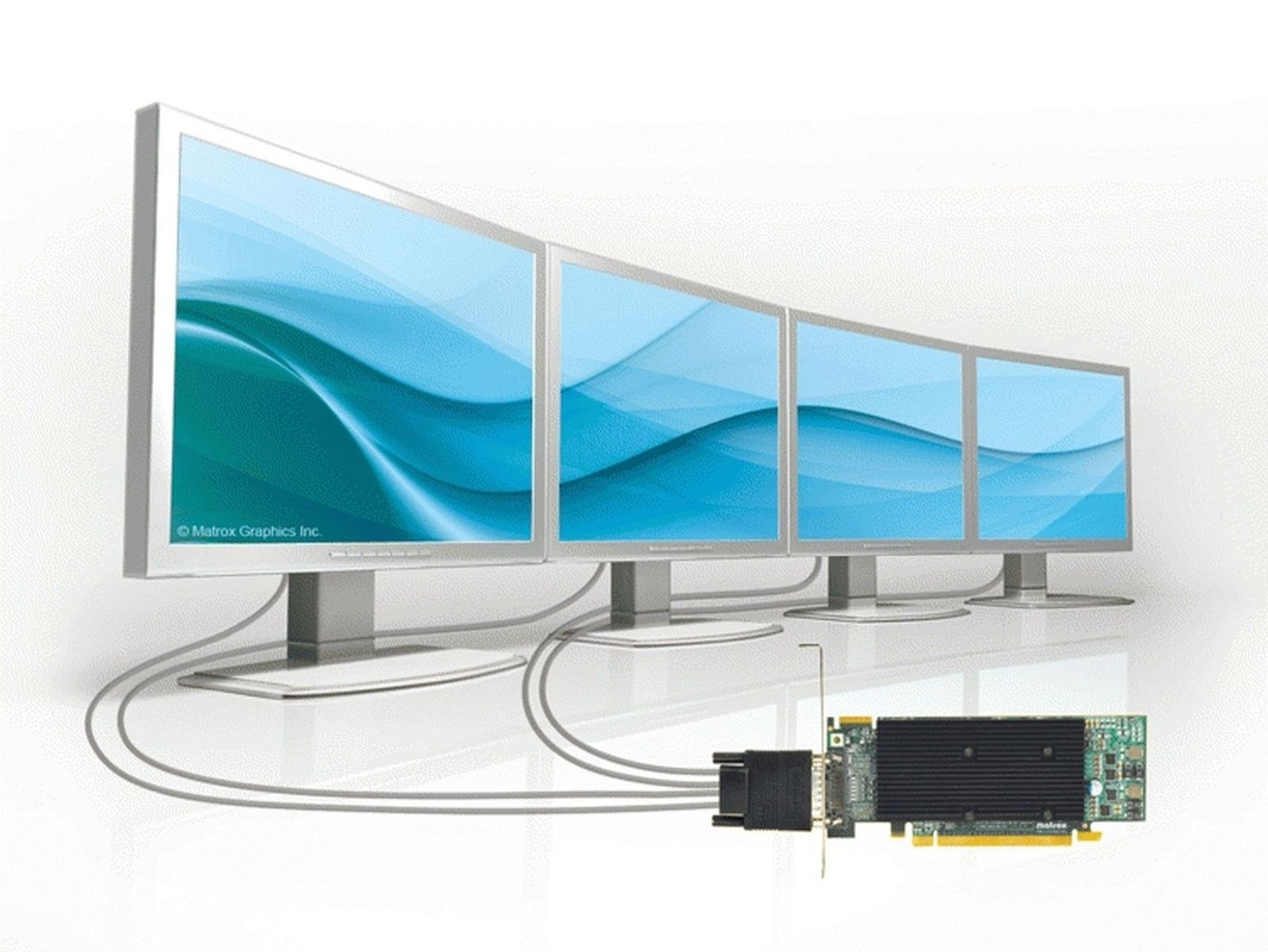 Quattro monitor per computer argentati mostrano motivi di onde blu. Una scheda grafica e cavi collegano i monitor.