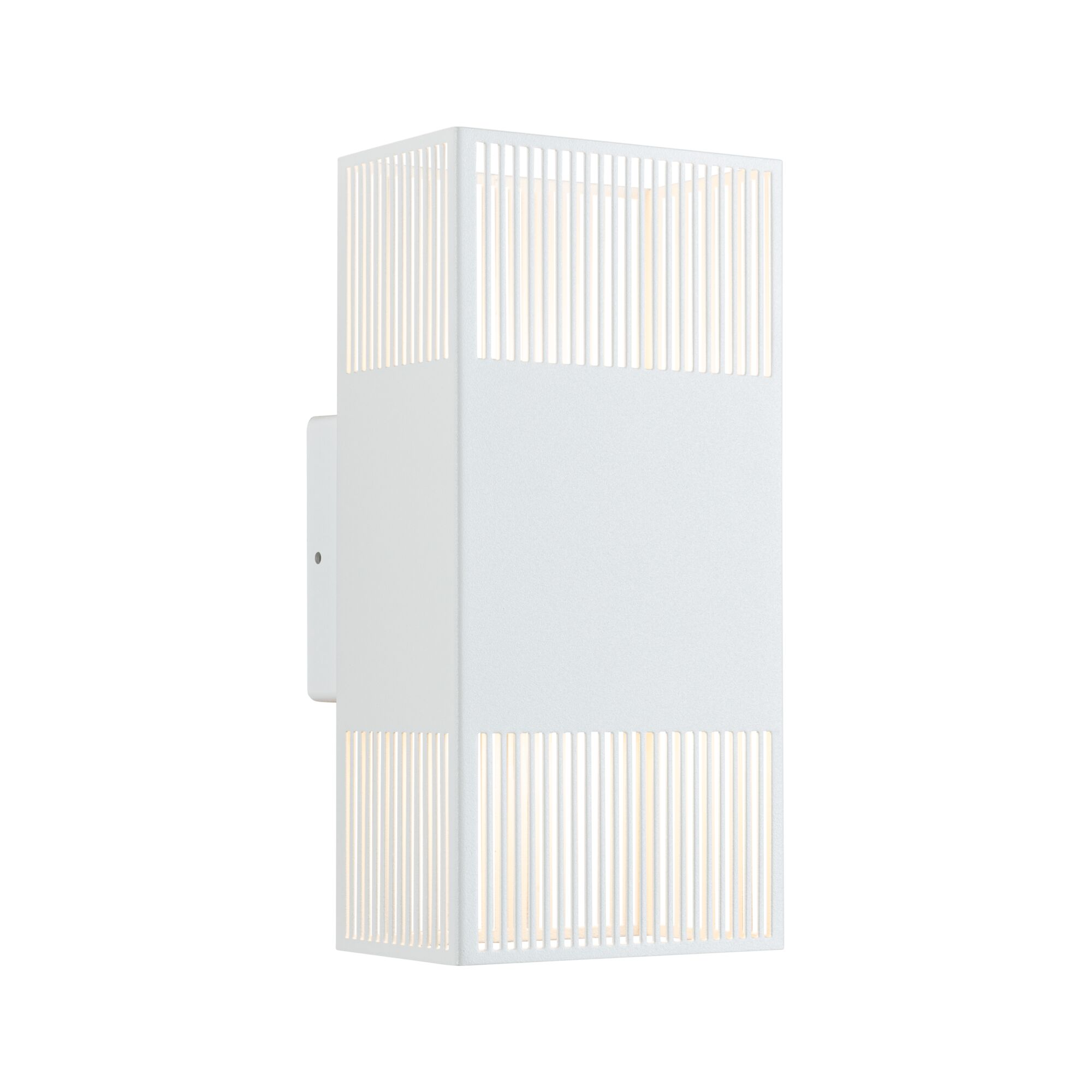 Weiße Wandlampe mit rechteckigem Design. Sie hat vertikale Stäbe, durch die das Licht scheinen kann. Isoliert auf weißem Hintergrund.