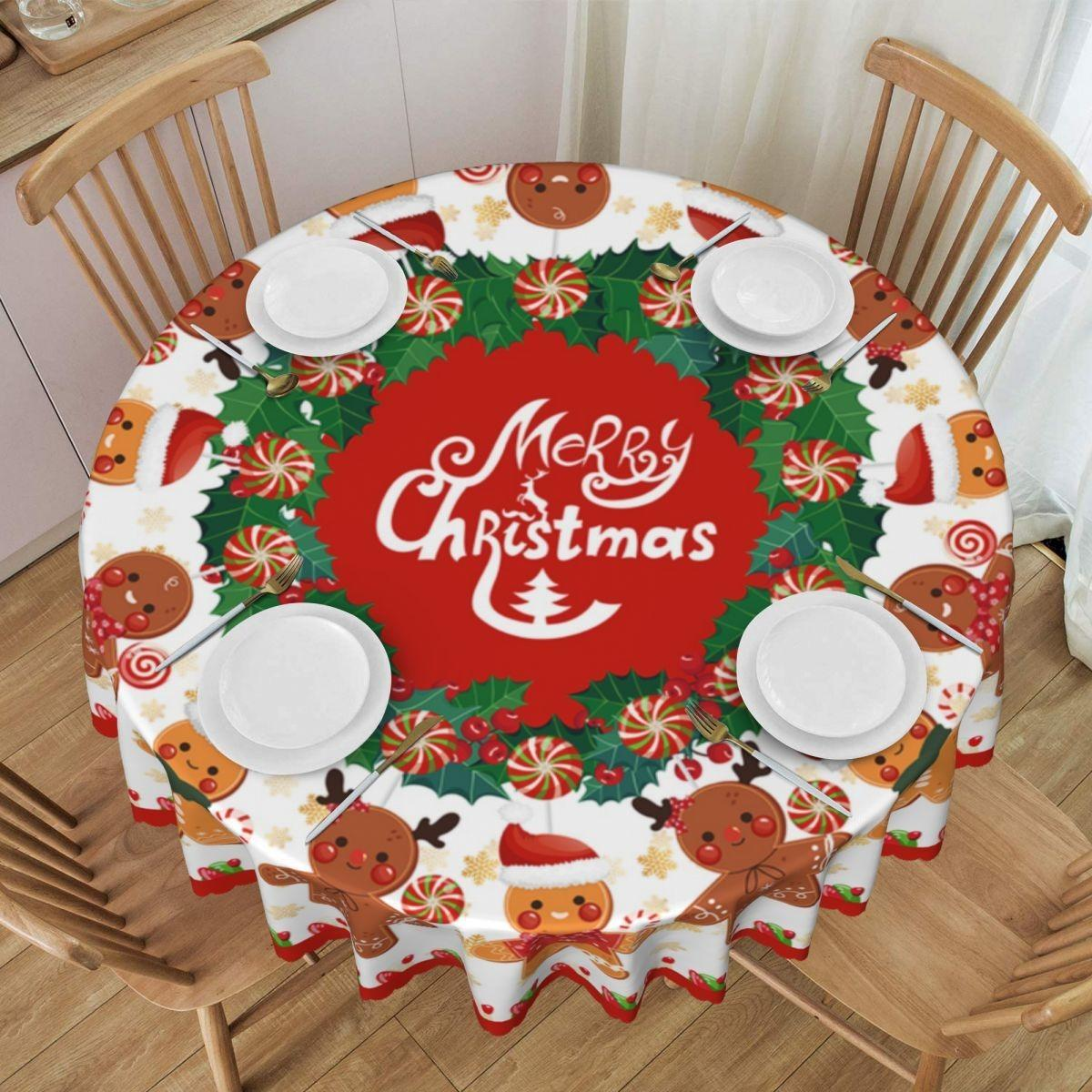 Runder Weihnachtstisch. Roter Merry Christmas Text auf rotem Grund. Lebkuchenmänner, Zuckerstangen und Teller sind sichtbar.