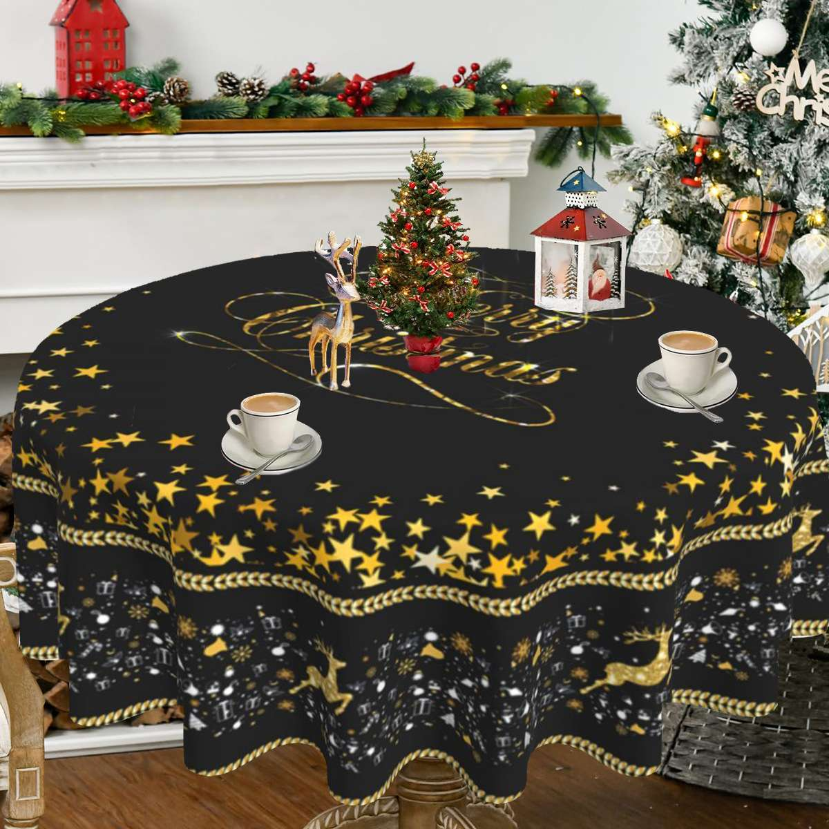 Ein Weihnachtstisch mit schwarzer Tischdecke mit goldenen Sternen und Rentieren, einem kleinen Baum und zwei Tassen Kaffee.