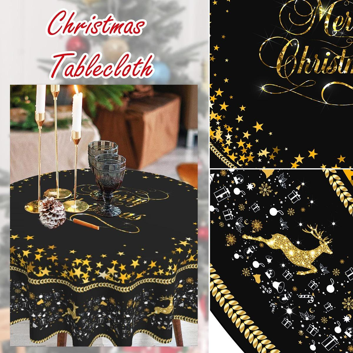 Ein schwarzer Weihnachtstischläufer mit goldenen Sternen, Rentieren und Text. Kerzen und Gläser stehen auf dem Tisch.