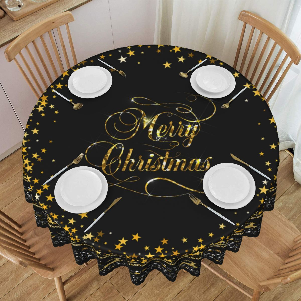 Ein runder, schwarzer Tischläufer mit goldenen Sternen und dem Text "Merry Christmas". Weiße Teller, Besteck und Stühle sind darum angeordnet.
