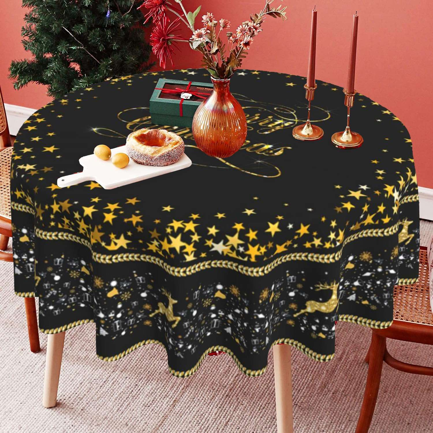 Ein Tisch für Weihnachten mit schwarzer Tischdecke, goldenen Sternen, Kerzen, Kuchen und Geschenken. Eine Vase mit Blumen steht ebenfalls auf dem Tisch.