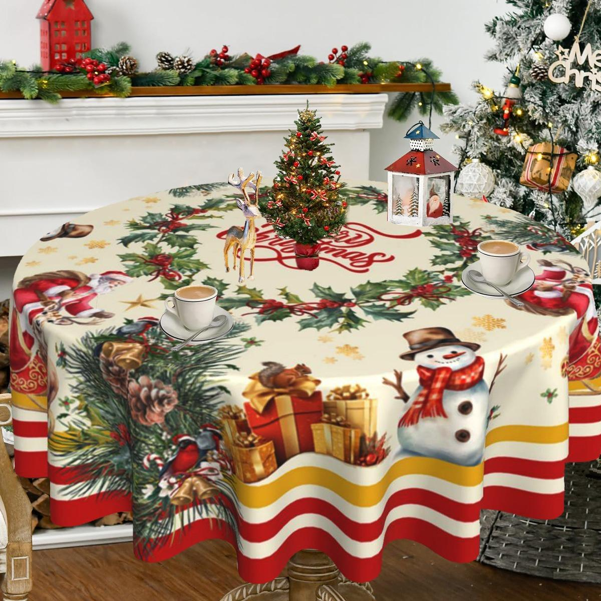 Ein Weihnachtstischdecke mit Weihnachtsmann, Schneemann, Geschenken und einem kleinen Baum. Kaffeetassen und eine Hirschfigur sind darauf platziert.