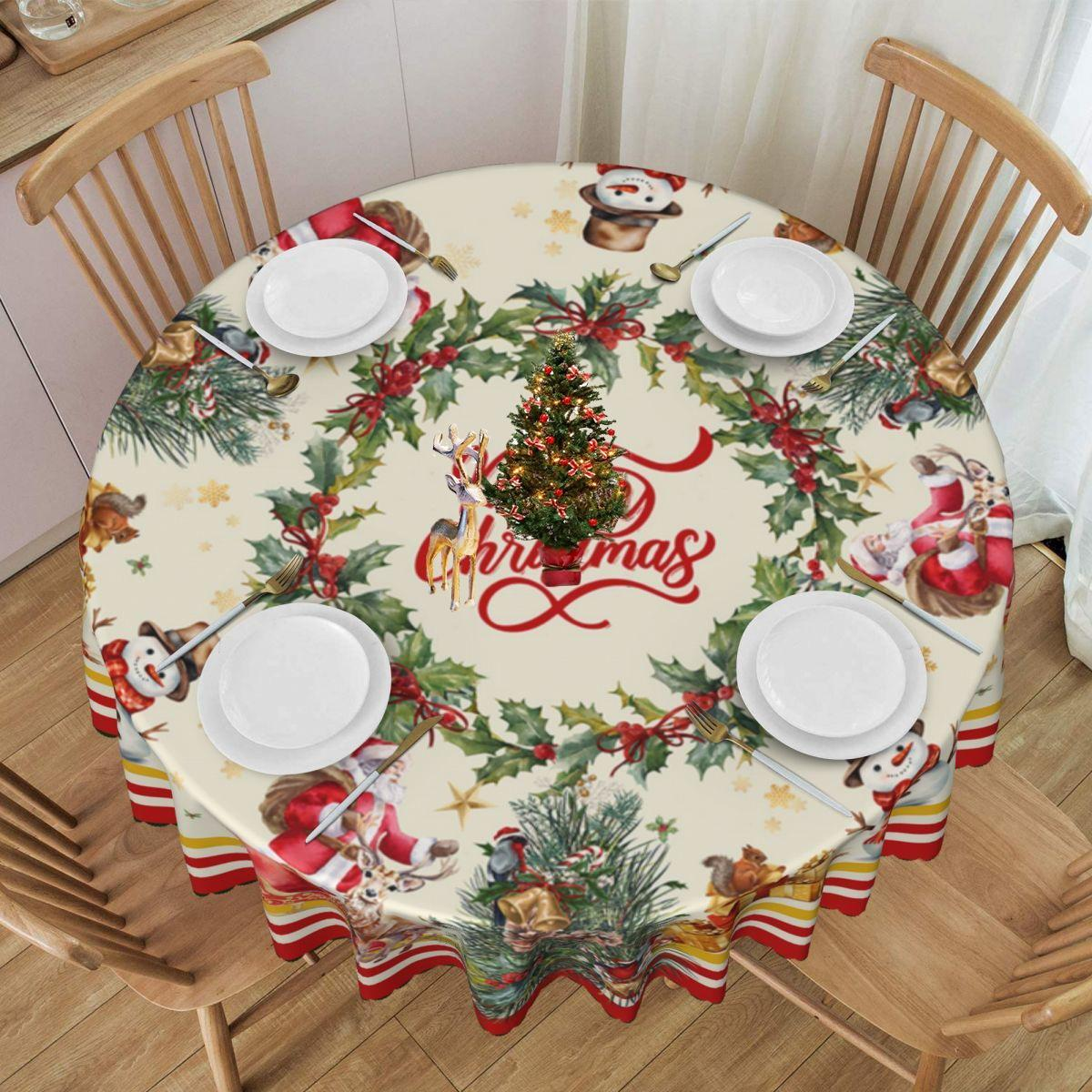 Ein runder Weihnachtstisch mit Tellern, Besteck, einem kleinen Baum und einem Kranzdesign mit Santa- und Schneemann-Illustrationen.