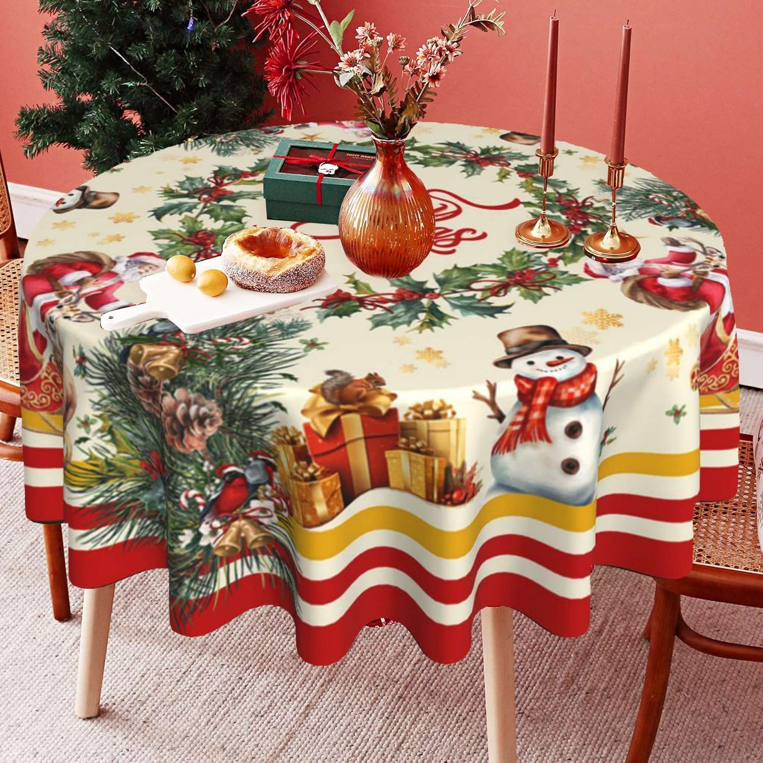 Ein runder Weihnachtstischläufer mit Schneemann, Geschenken, Kerzen und Kuchen. Im Hintergrund ein Weihnachtsbaum und eine rote Wand.