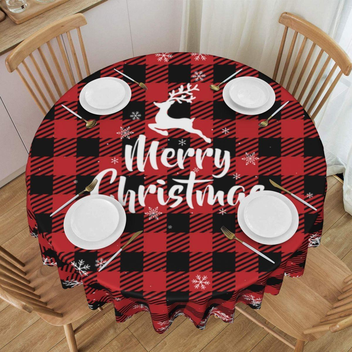 Runder Tisch mit rot-schwarz karierter Tischdecke. Frohe Weihnachten Text und Hirsch Design. Weiße Teller, Gabeln, Löffel und Stühle sind vorhanden.