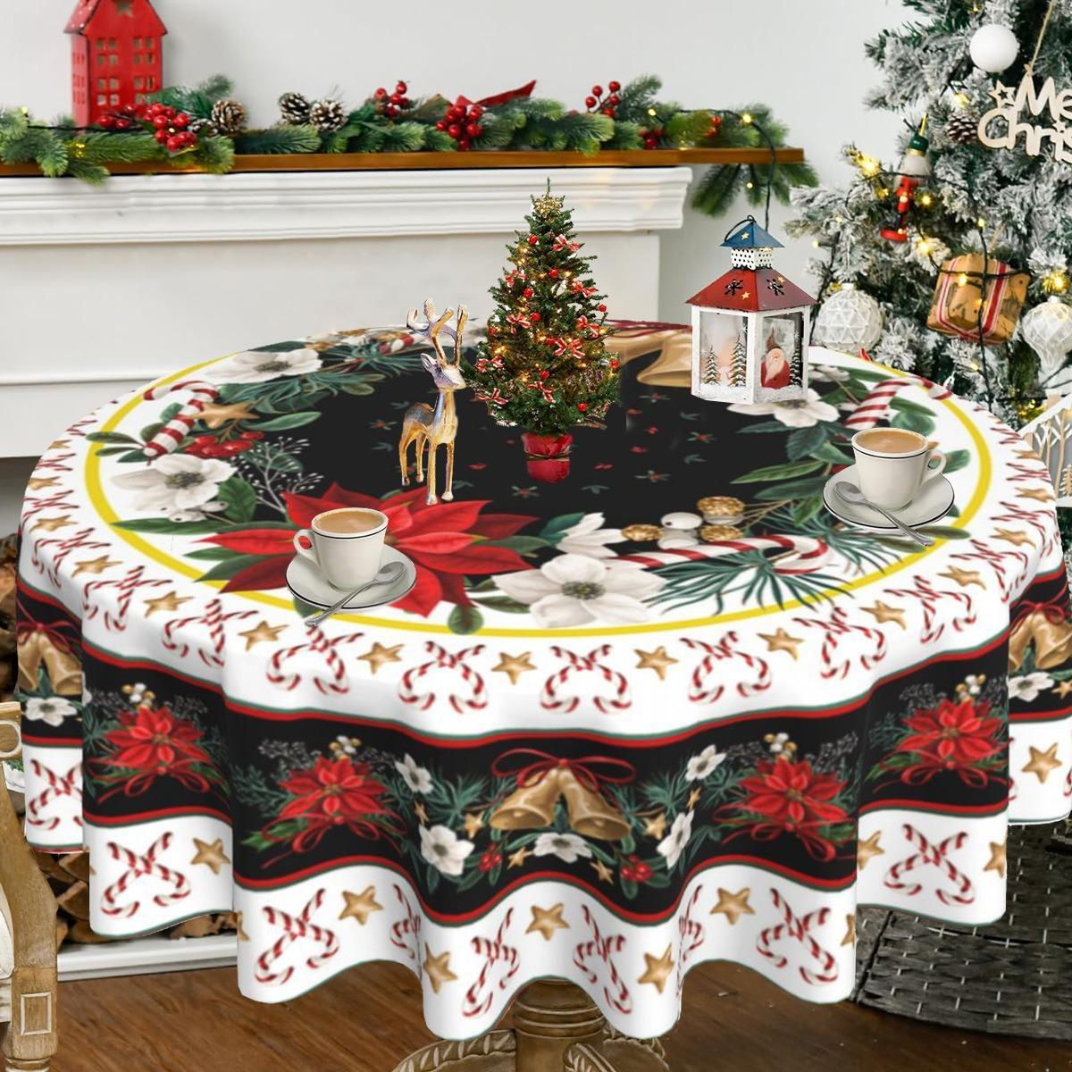 Eine weihnachtliche Tischdekoration mit einem geschmückten Baum, einer festlichen Tischdecke und Kaffeetassen. Eine Hirschfigur und ein kleiner Weihnachtsbaum sind vorhanden.