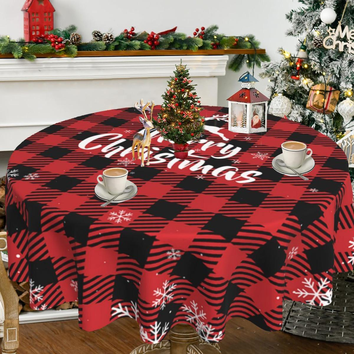Weihnachtsszene mit karierter Tischdecke, kleinem Baum, Rentieren, Tassen und einem geschmückten Baum im Hintergrund.