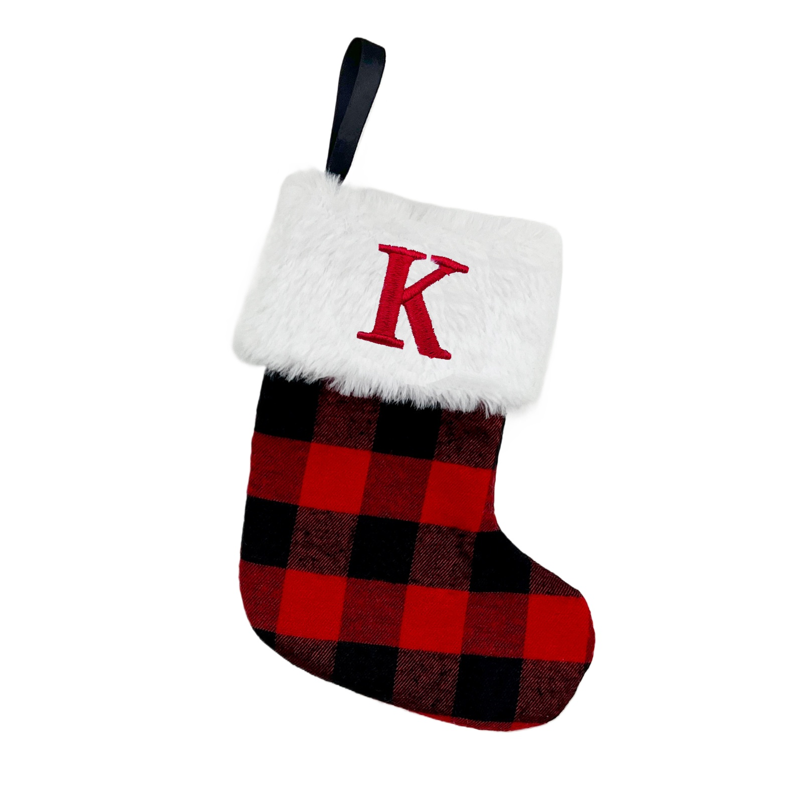 Weihnachtsstrumpf mit rot-schwarzem Karomuster, weißem Fellbesatz, einem roten 'K' und einer schwarzen Aufhängeschlaufe.
