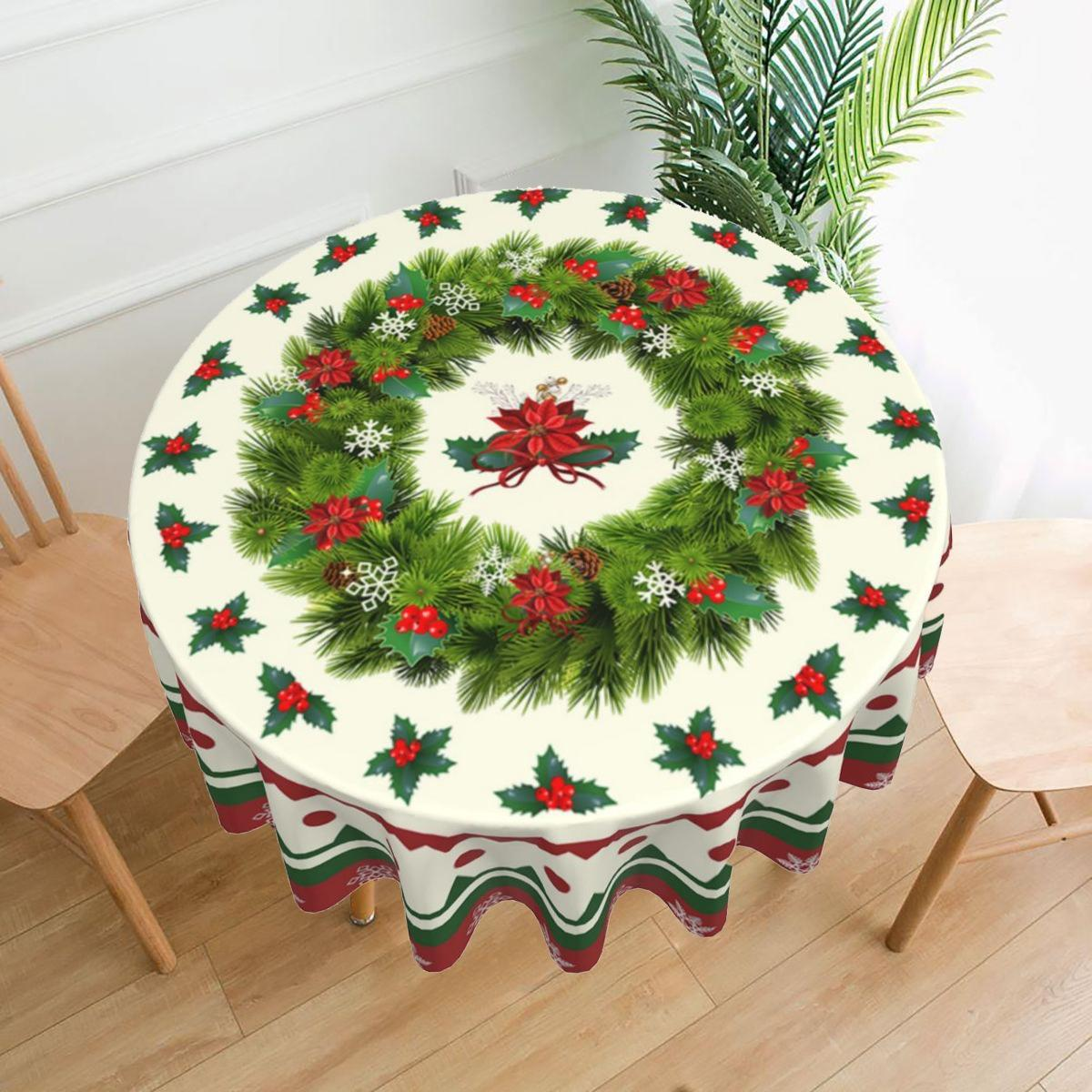 Ein runder Tischläufer mit Weihnachtskranz-Design liegt auf einem Tisch. Links ein Holzstuhl, rechts eine Pflanze.
