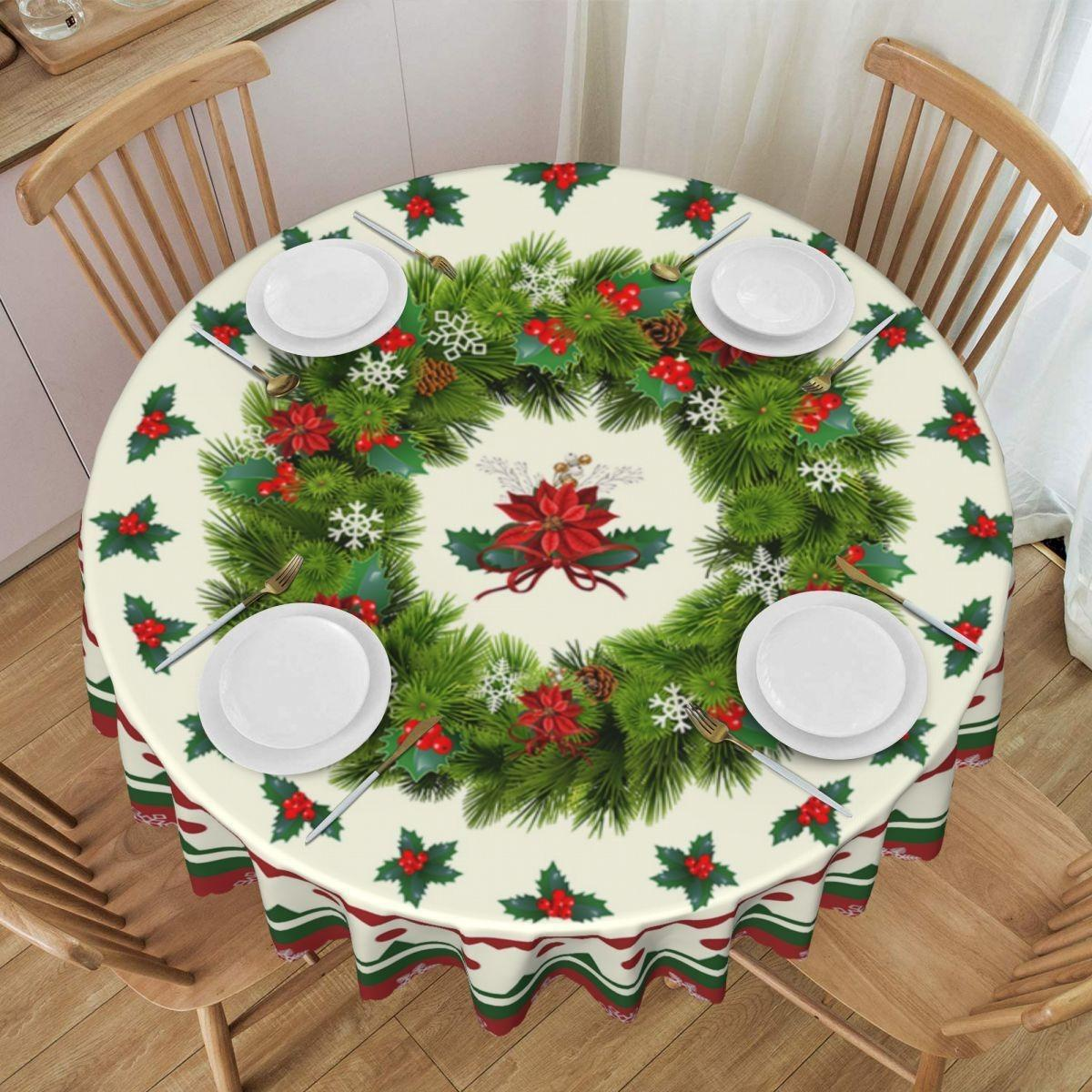 Ein runder Tisch mit einer Weihnachts-Tischdecke, Tellern und Besteck. Dekorationen umfassen einen Kranz, Schneeflocken und Stechpalmen.