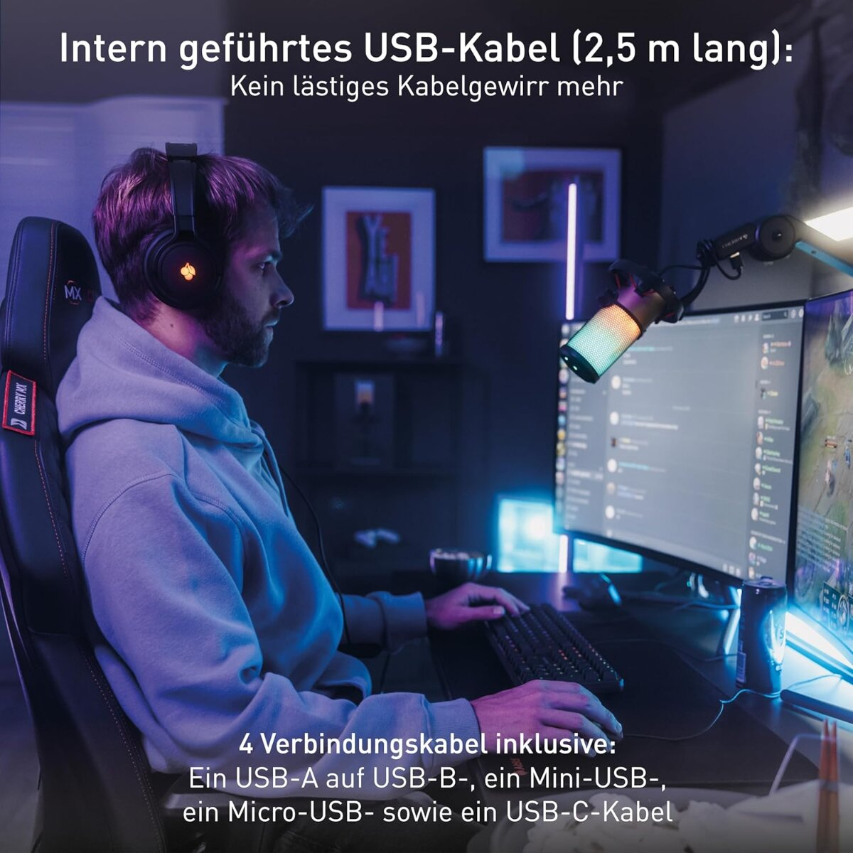 Ein Mann mit Kopfhörern sitzt an einem Schreibtisch, benutzt eine Tastatur und schaut auf einen Monitor. Ein Mikrofon ist in der Nähe. Die Szene ist drinnen.