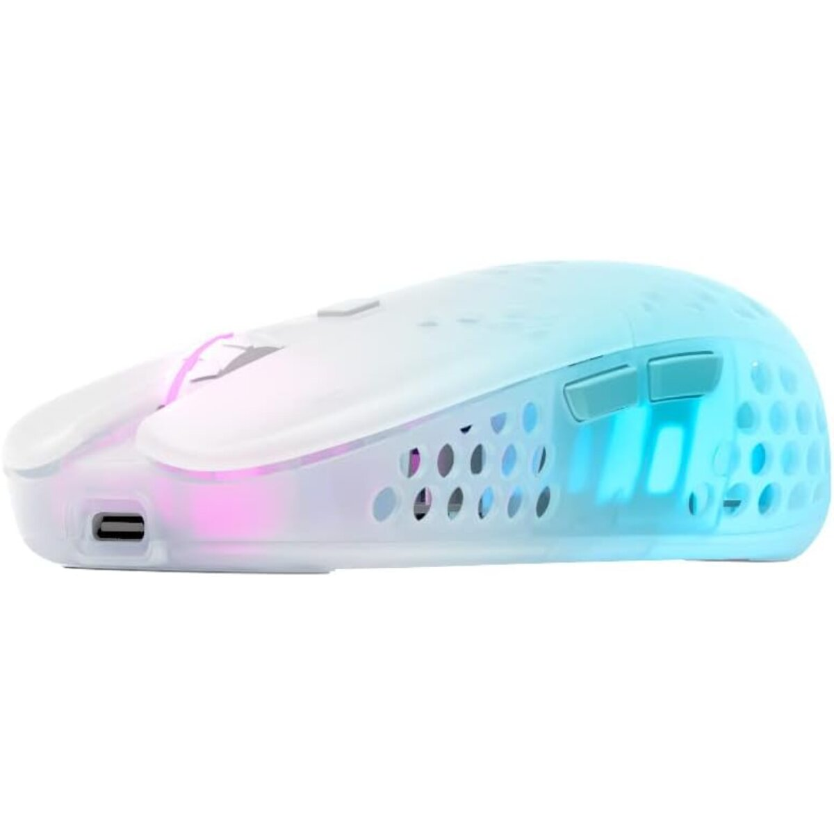Een witte en blauwe gamingmuis met een geperforeerd ontwerp. De muis heeft knoppen, een scrollwiel en een oplaadpoort.