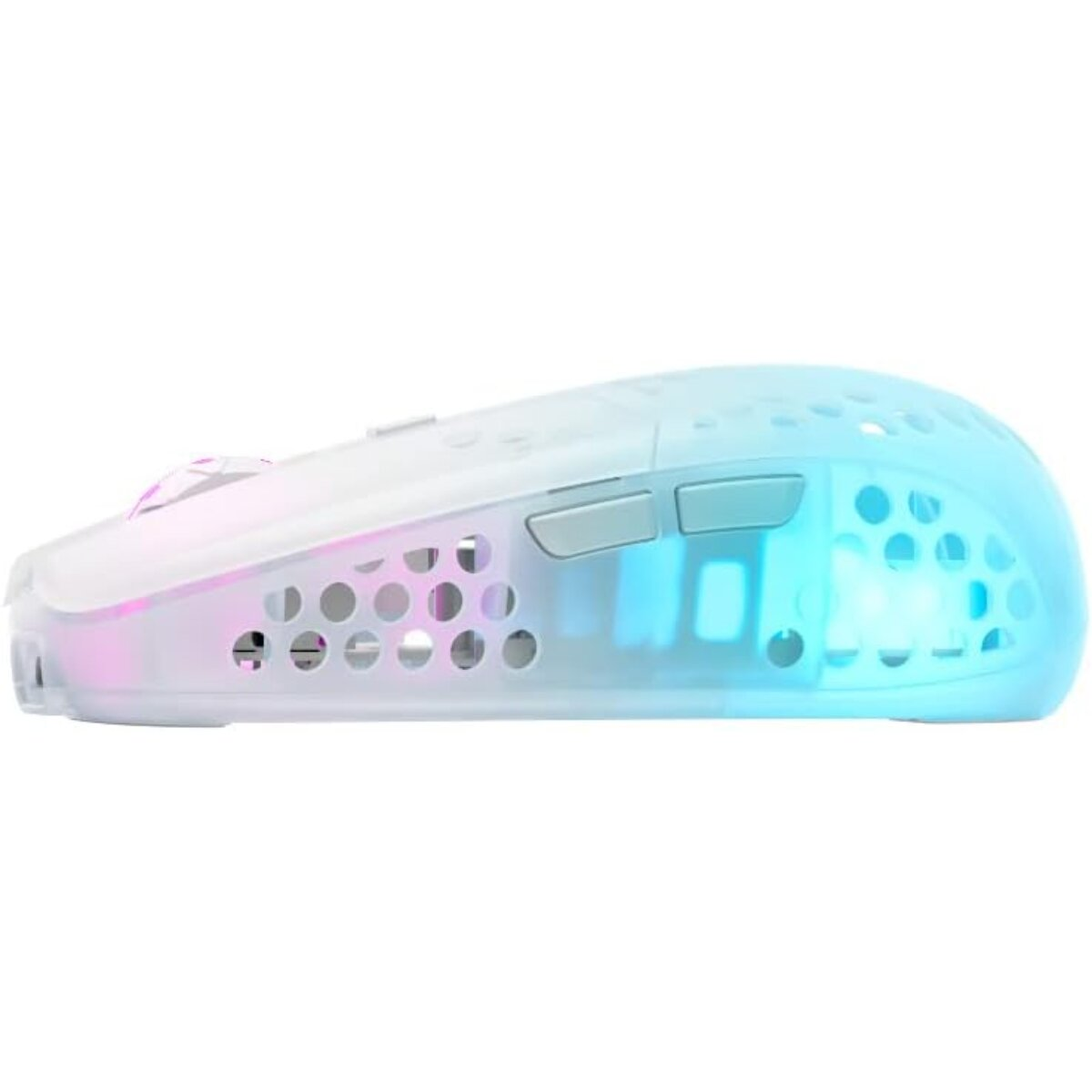 Een witte gamingmuis met een transparante behuizing, zijknoppen en RGB-verlichting zichtbaar door de gaten.