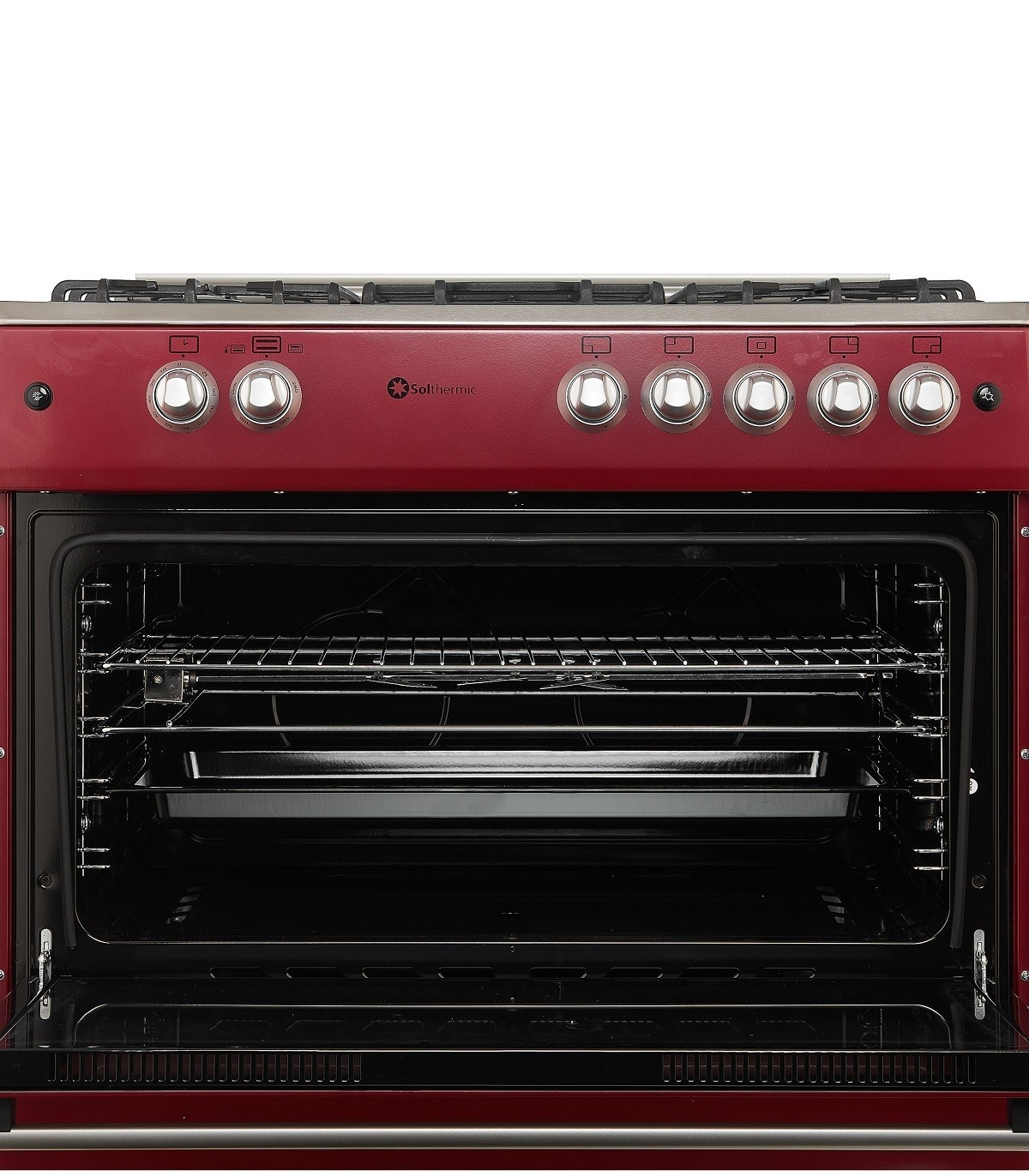 Un horno rojo con la puerta abierta. Dentro, hay rejillas y una bandeja. Arriba, hay perillas y quemadores. La marca es Solthermic.