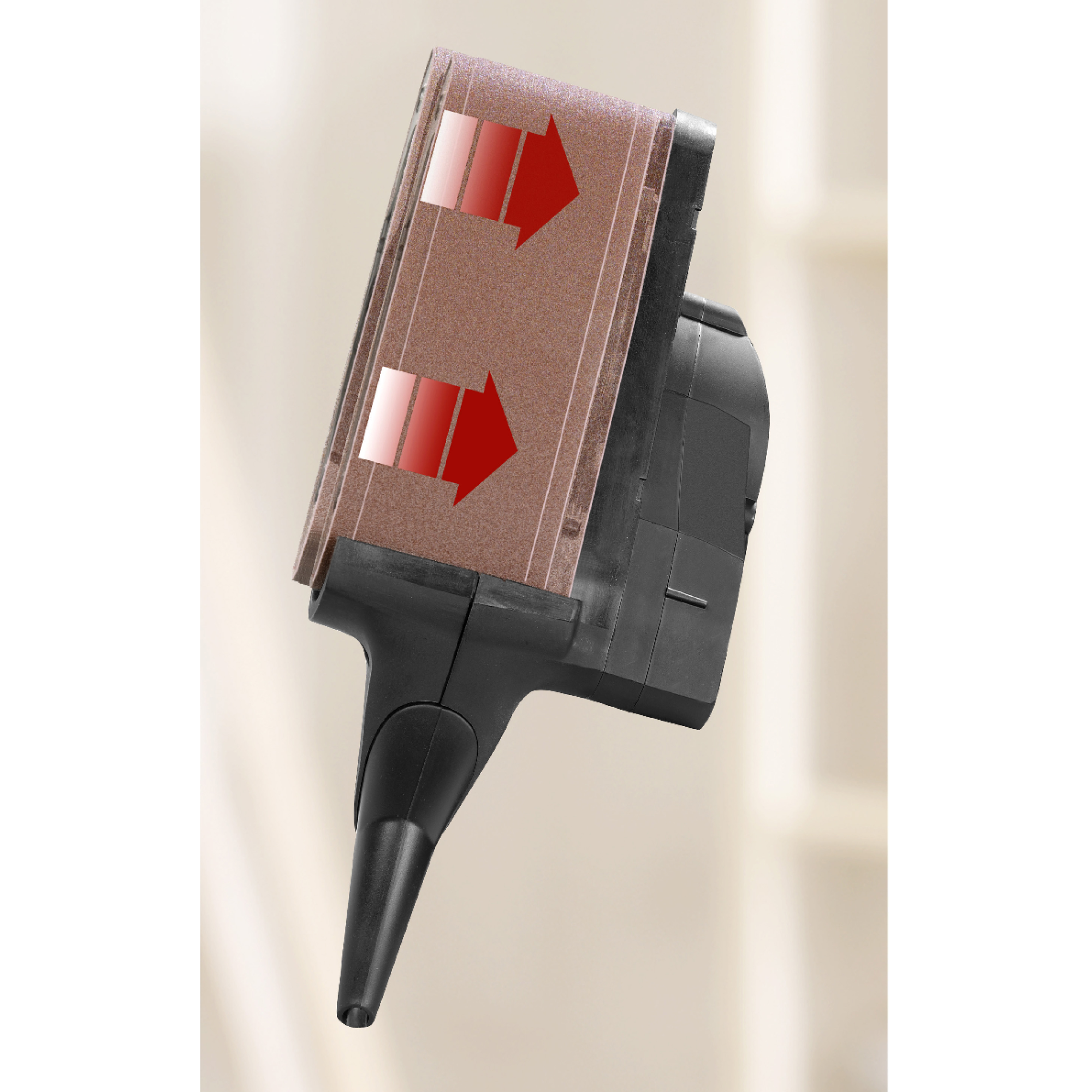 Close-up van een zwart elektrisch gereedschap. Bruine schuurband met rode pijlen. Neutrale achtergrond.