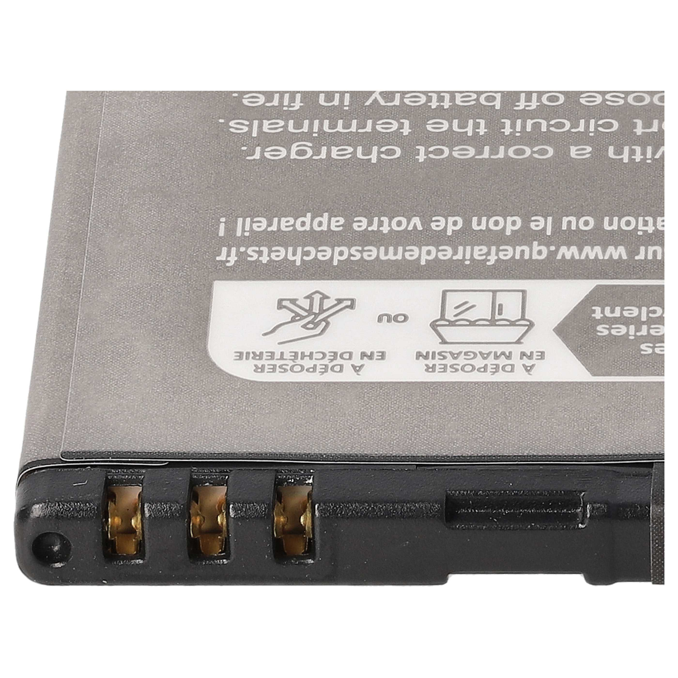 Nahaufnahme einer Batterie mit Text, Anschlüssen und einem Entsorgungssymbol. Die Batterie ist grau und hat goldene Anschlüsse.