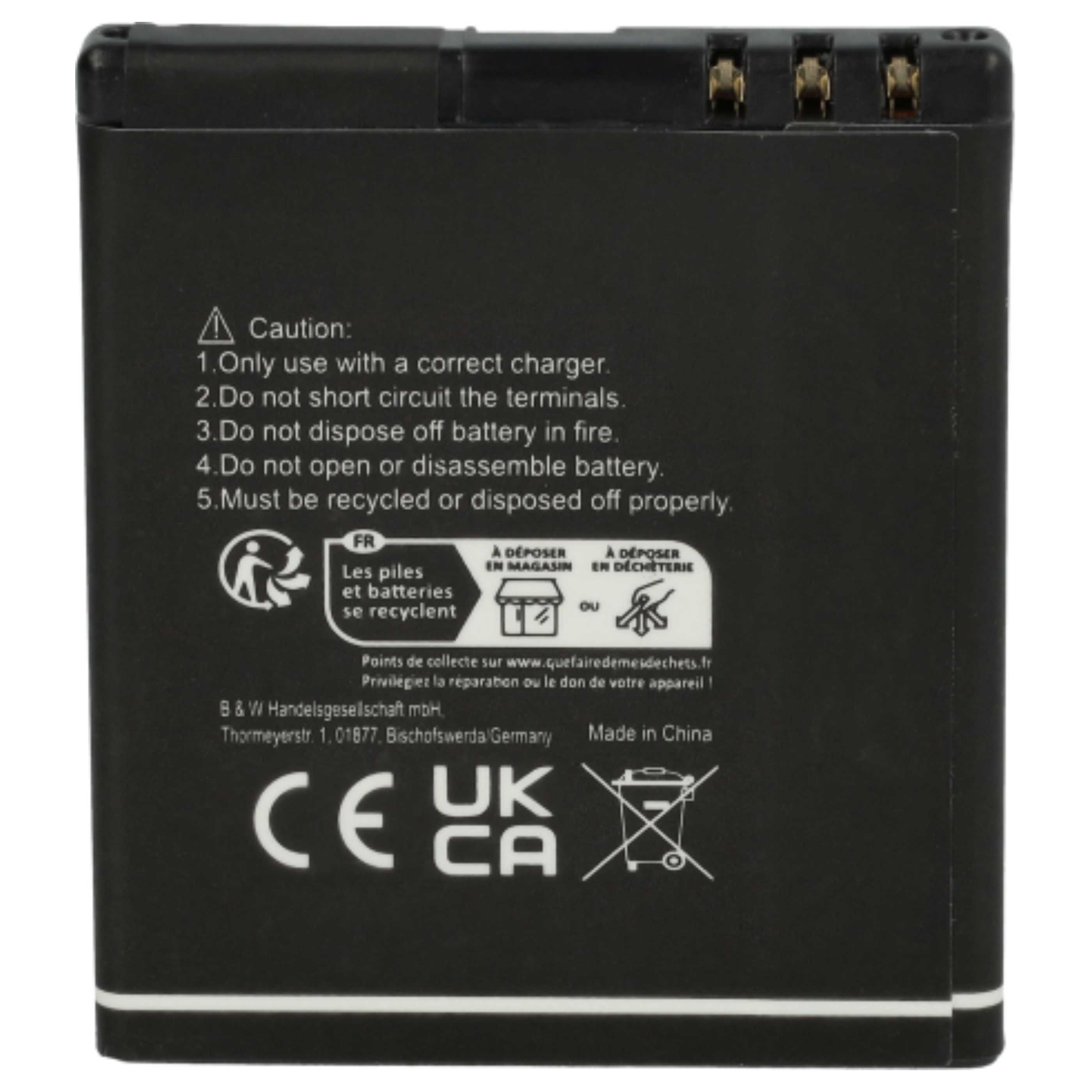 Schwarzer Akku mit Warnhinweisen und Recycling-Symbolen. Weißer Text auf der Batterie enthält Sicherheitshinweise und Herstellungsdetails.