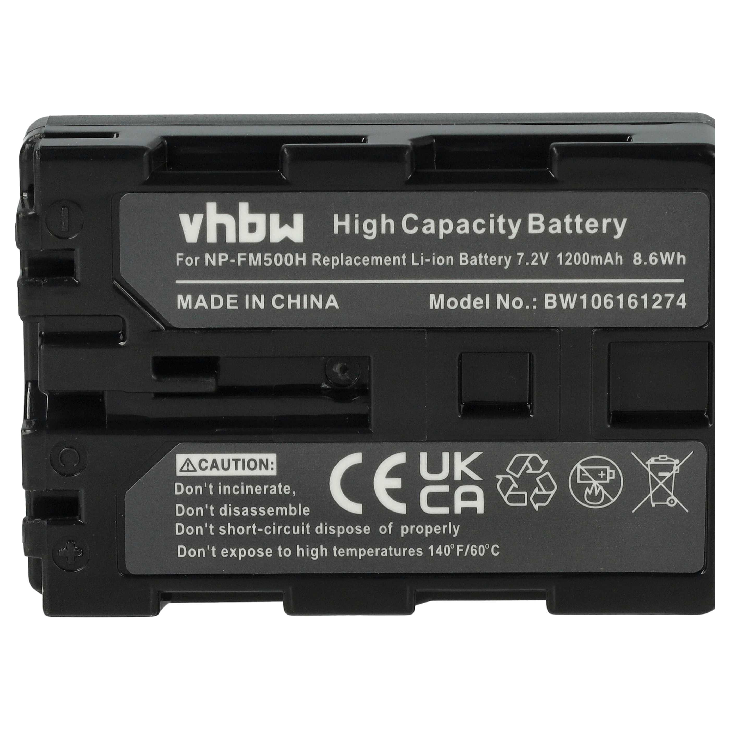 Ein schwarzer Akku mit weißem Text. Er trägt die Aufschrift 'High Capacity Battery', 'Made in China' und Sicherheitssymbole.