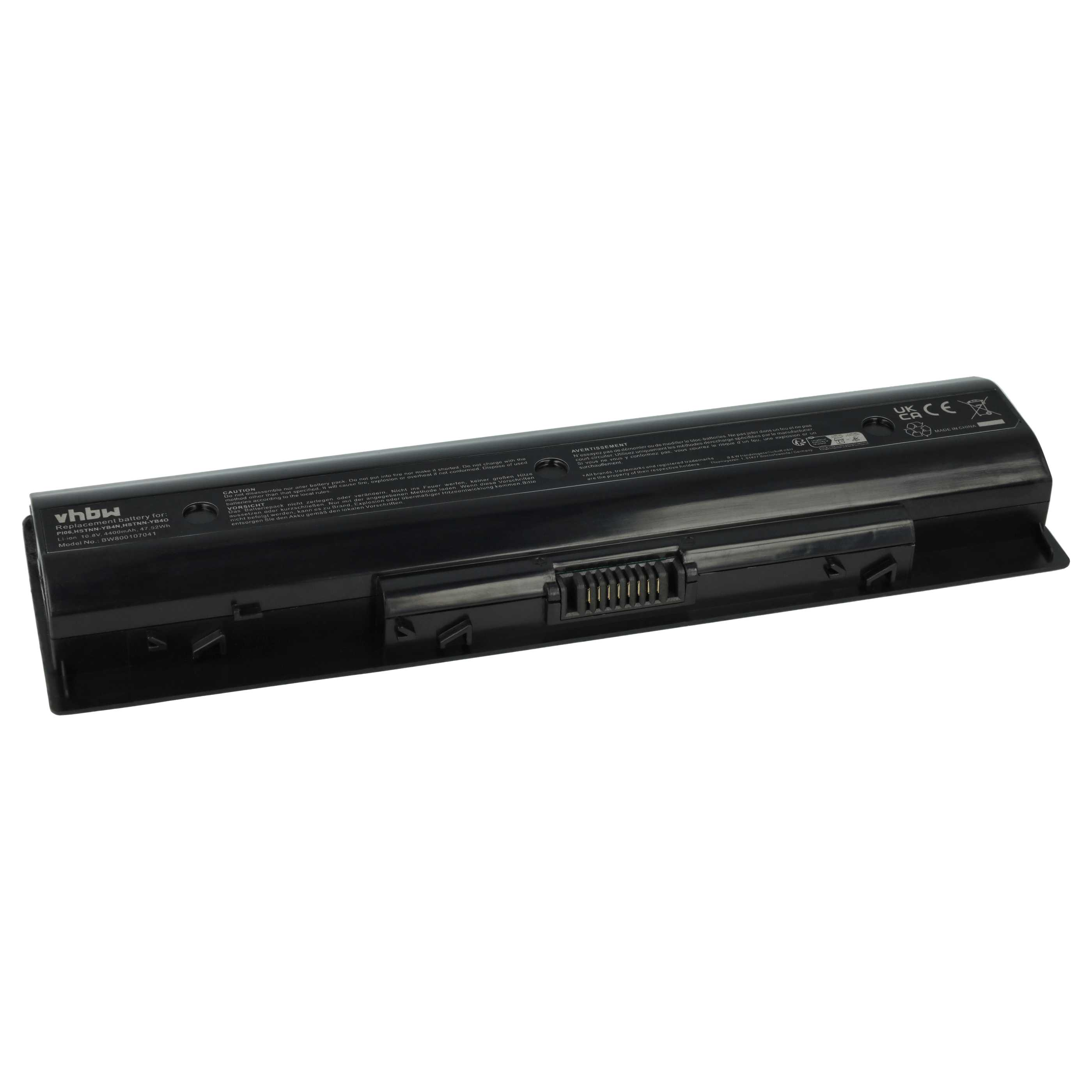 Schwarzer Laptop-Akku mit Text, Etiketten und Anschlüssen. Er hat CE- und UKCA-Kennzeichnungen und ein Recyclingsymbol.