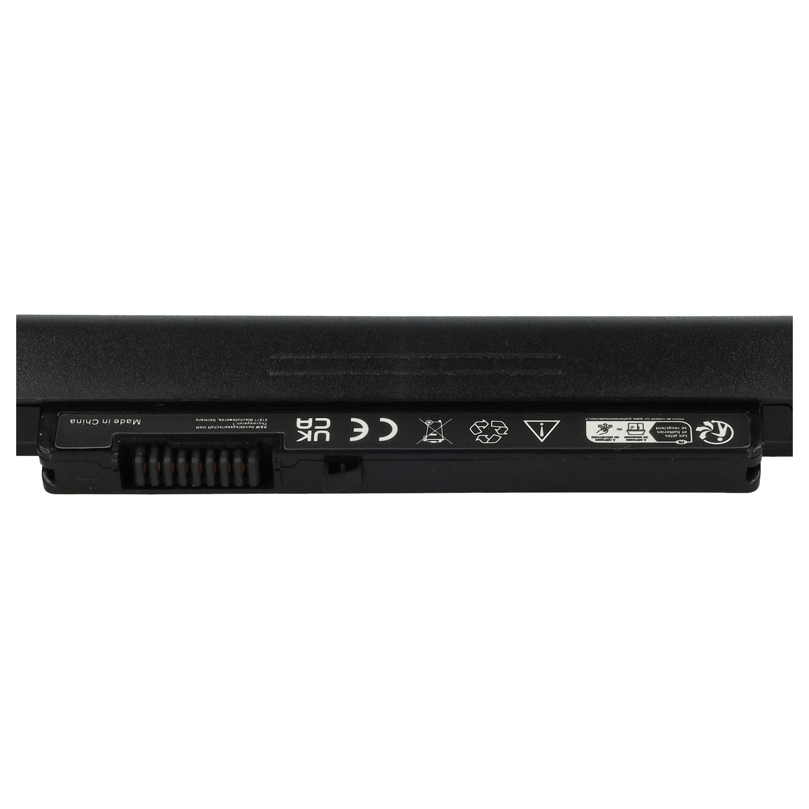Ein schwarzer Laptop-Akku mit verschiedenen Symbolen und Texten, darunter Recycling- und Sicherheitshinweise, vor weißem Hintergrund.