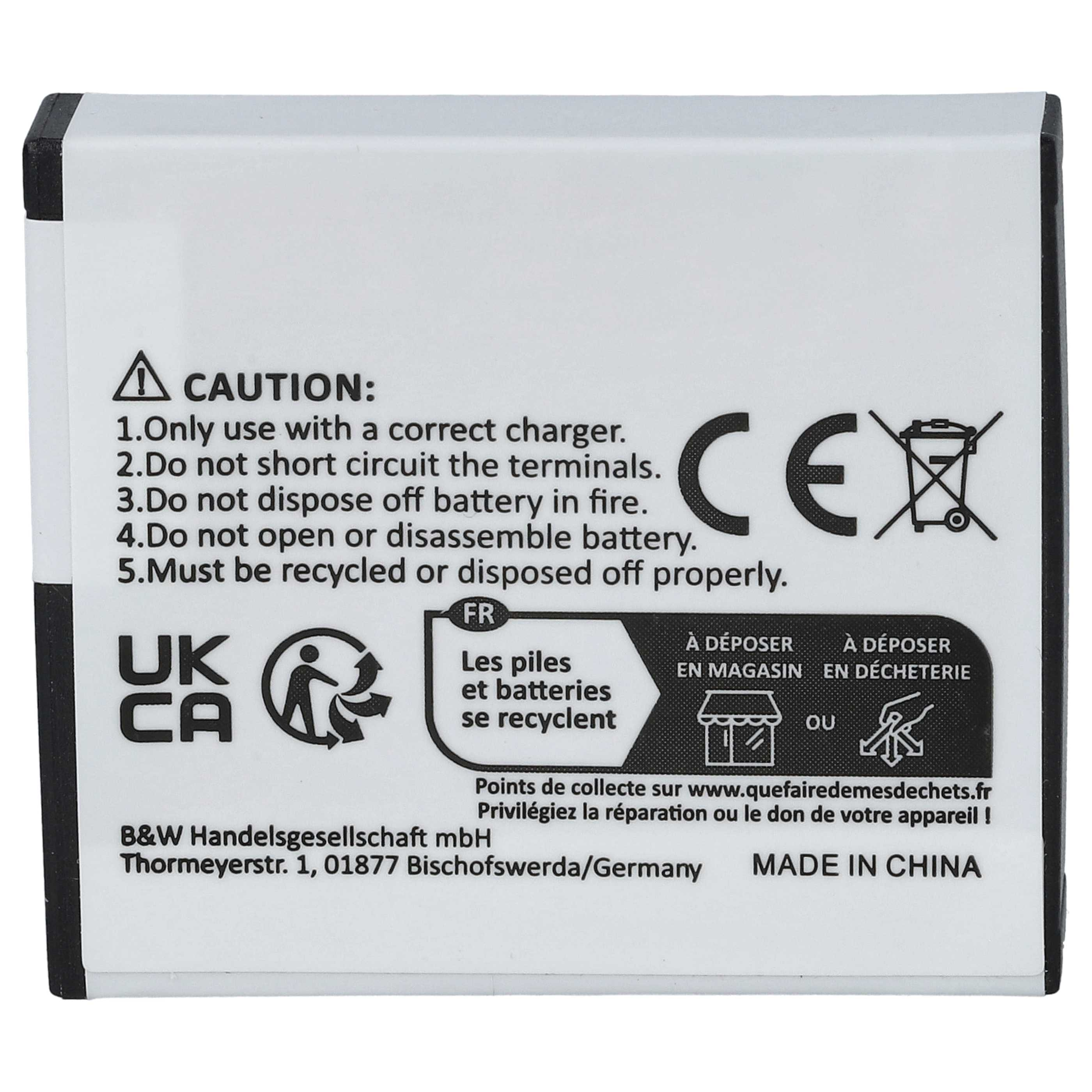 Ein weißer Akku mit schwarzen Rändern enthält Warnhinweise und Recycling-Informationen. Text enthält: Made in China.