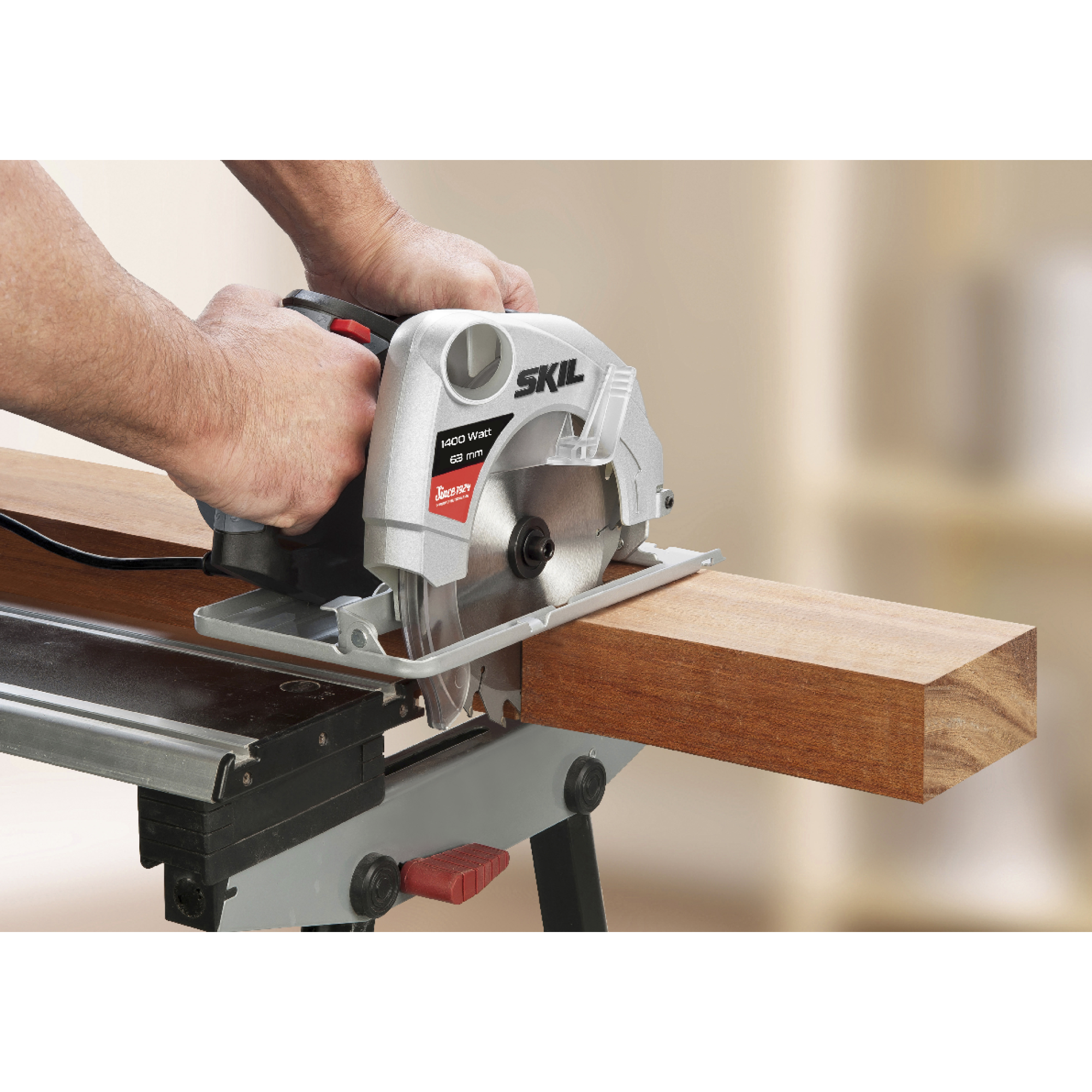 Een persoon gebruikt een SKIL cirkelzaag om een houten plank te zagen op een werkbank. De zaag is zilver en zwart.