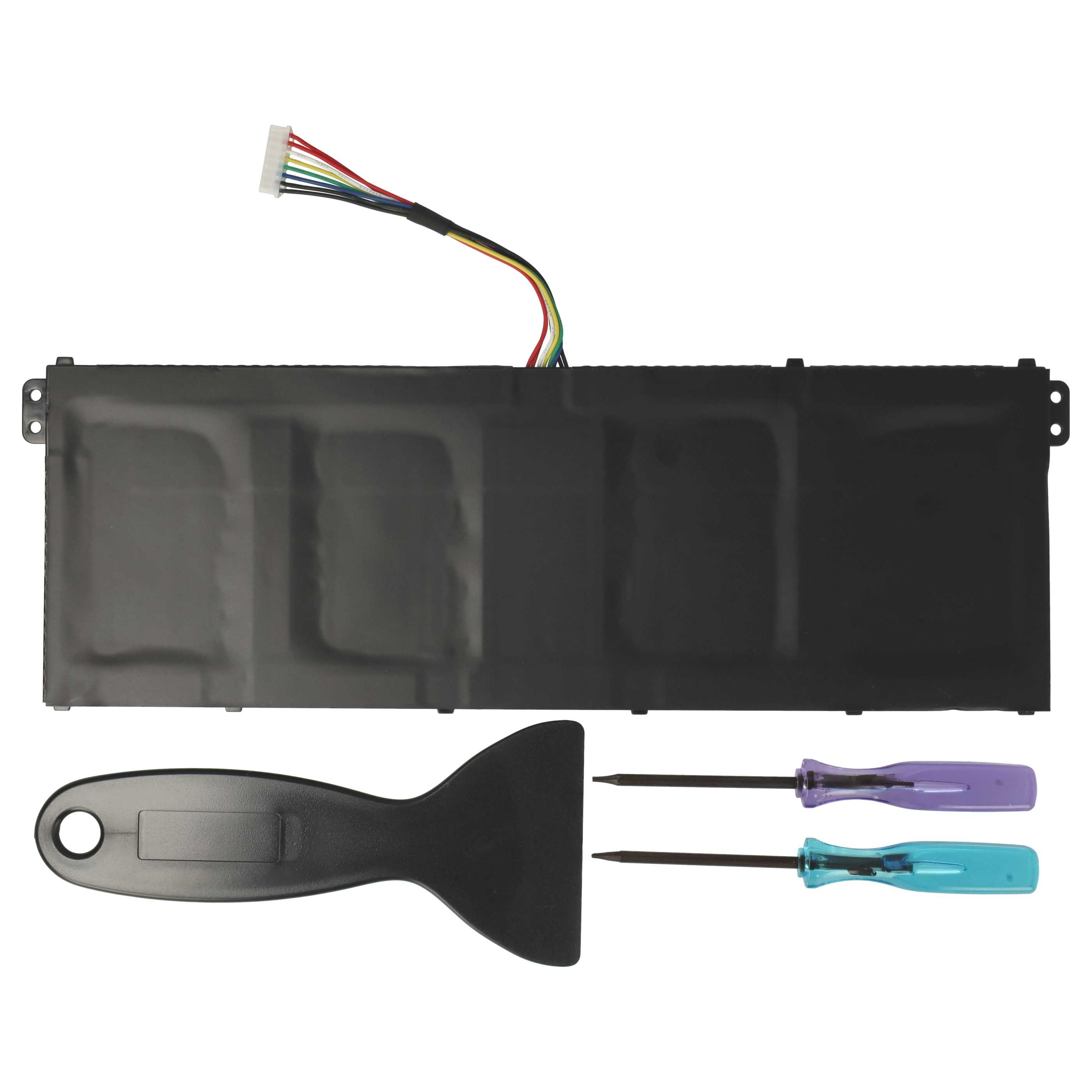 Laptop-Akku, schwarzer Spatel und zwei Schraubendreher mit lila und blauen Griffen. Kabel gehen vom Akku ab.