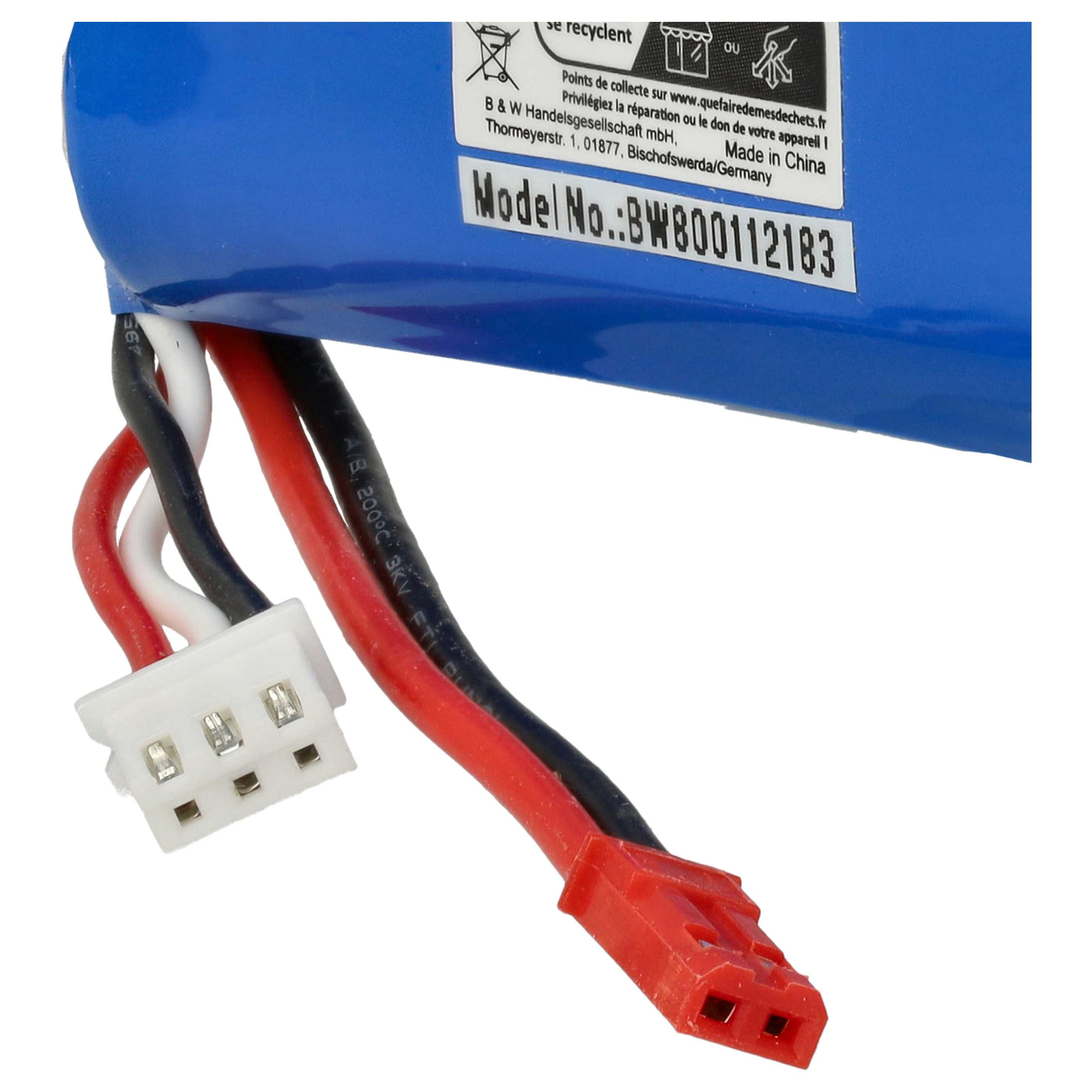 Blauer Akku mit Drähten und Anschlüssen. Rote, schwarze, weiße Drähte sind mit einem weißen Stecker verbunden. Rechts ist ein roter Stecker.
