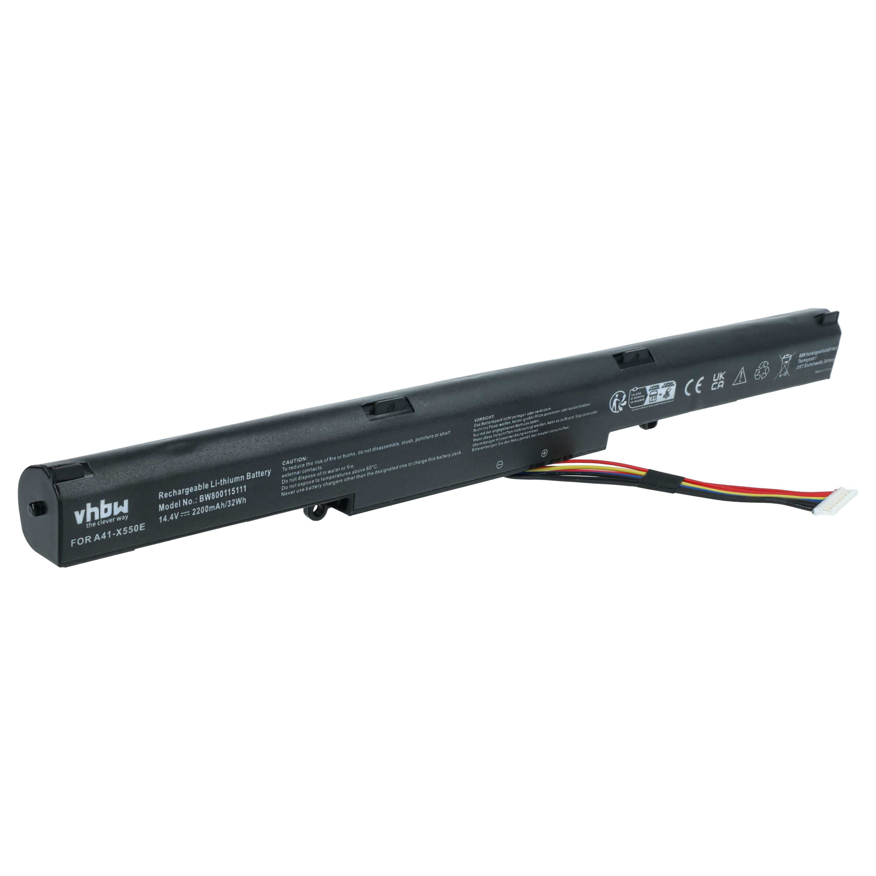 Schwarzer Laptop-Akku mit Text, einem mehrfarbigen Draht und einem weißen Stecker auf weißem Hintergrund.