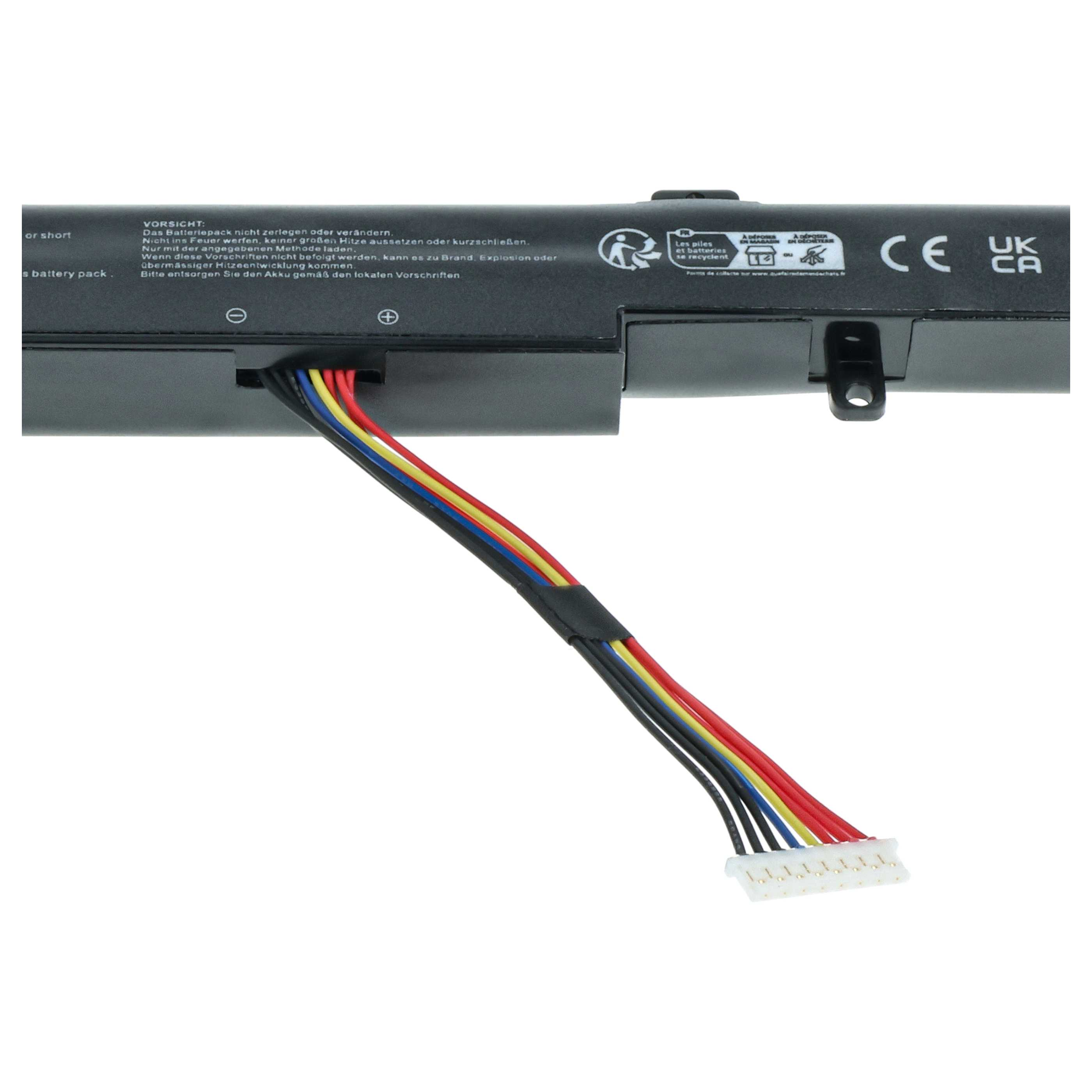 Akkupack mit Kabeln. Schwarzer Körper mit verschiedenfarbigen Drähten, die mit einem weißen Stecker verbunden sind. Warnhinweise sind sichtbar.