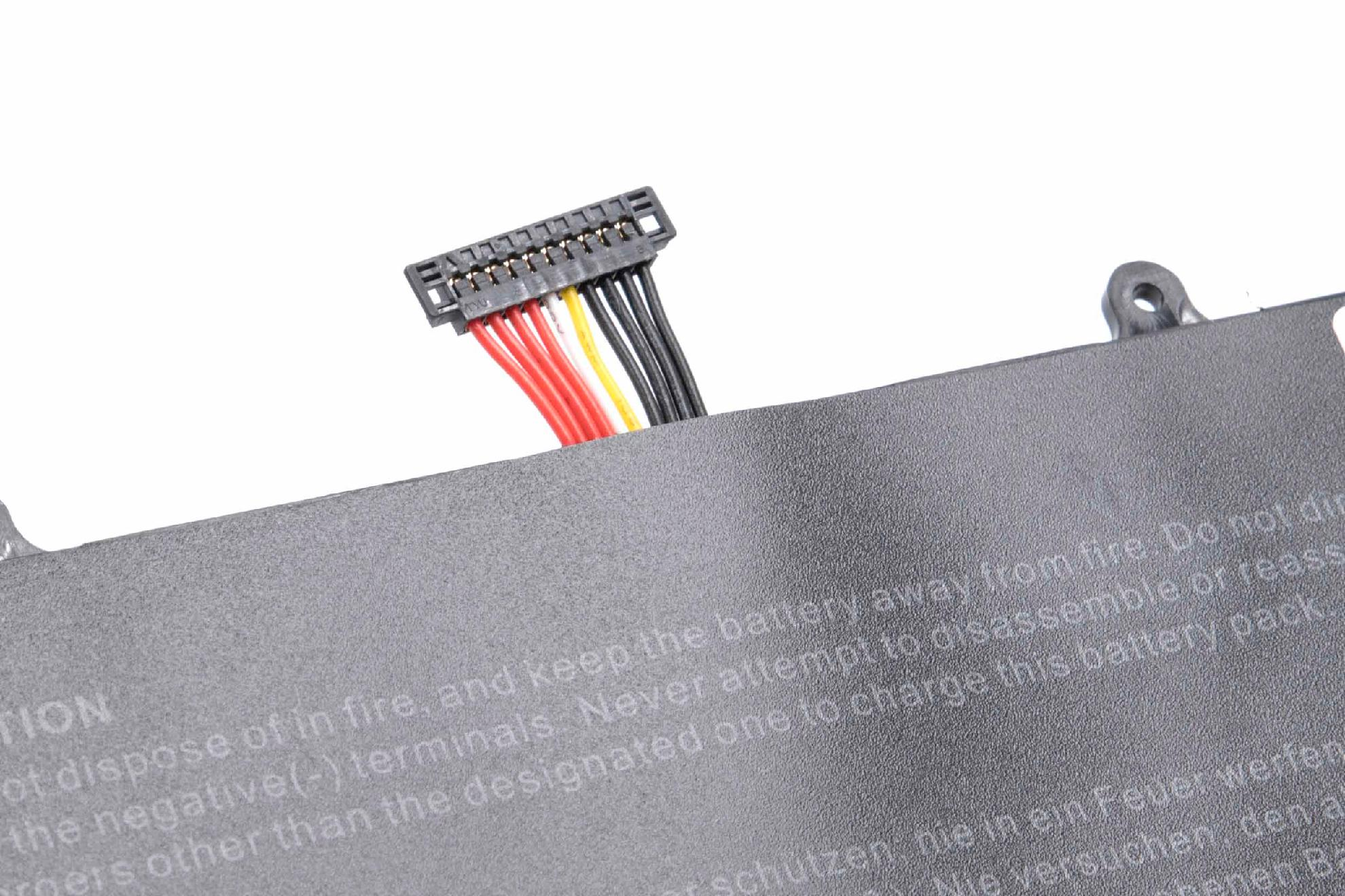 Nahaufnahme einer Batteriekomponente mit schwarzem Stecker und mehrfarbigen Drähten (rot, gelb, schwarz) auf grauem Untergrund.
