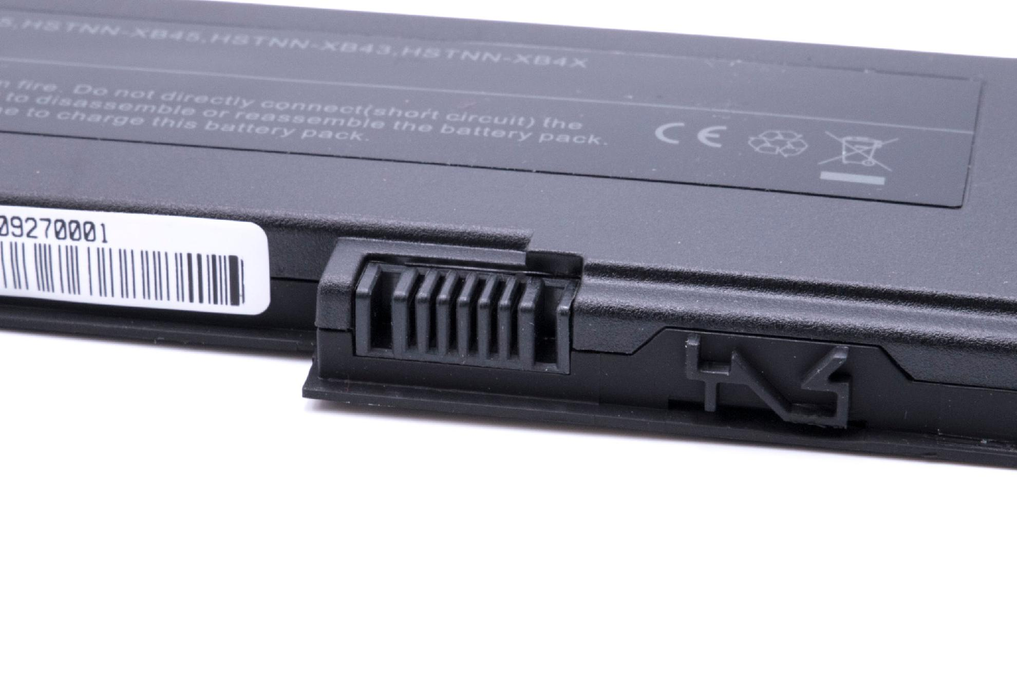 Nahaufnahme eines schwarzen Laptop-Akkus. Er hat einen Anschluss, ein Barcode-Etikett und Warnsymbole. Weißer Hintergrund.