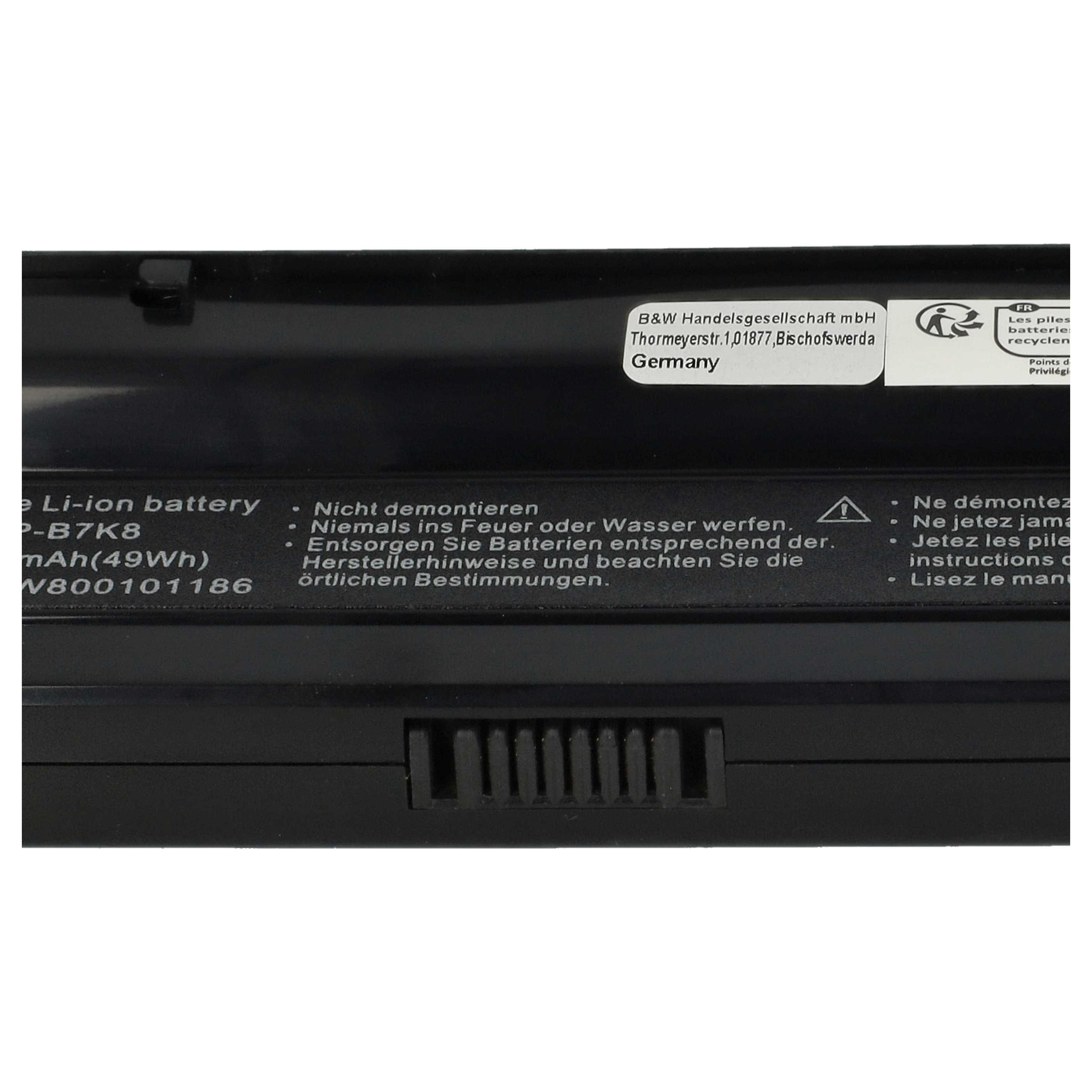 Schwarzer Laptop-Akku mit Warnungen und Recycling-Symbolen. Text enthält Batterietyp, Kapazität und Herstellerinformationen.