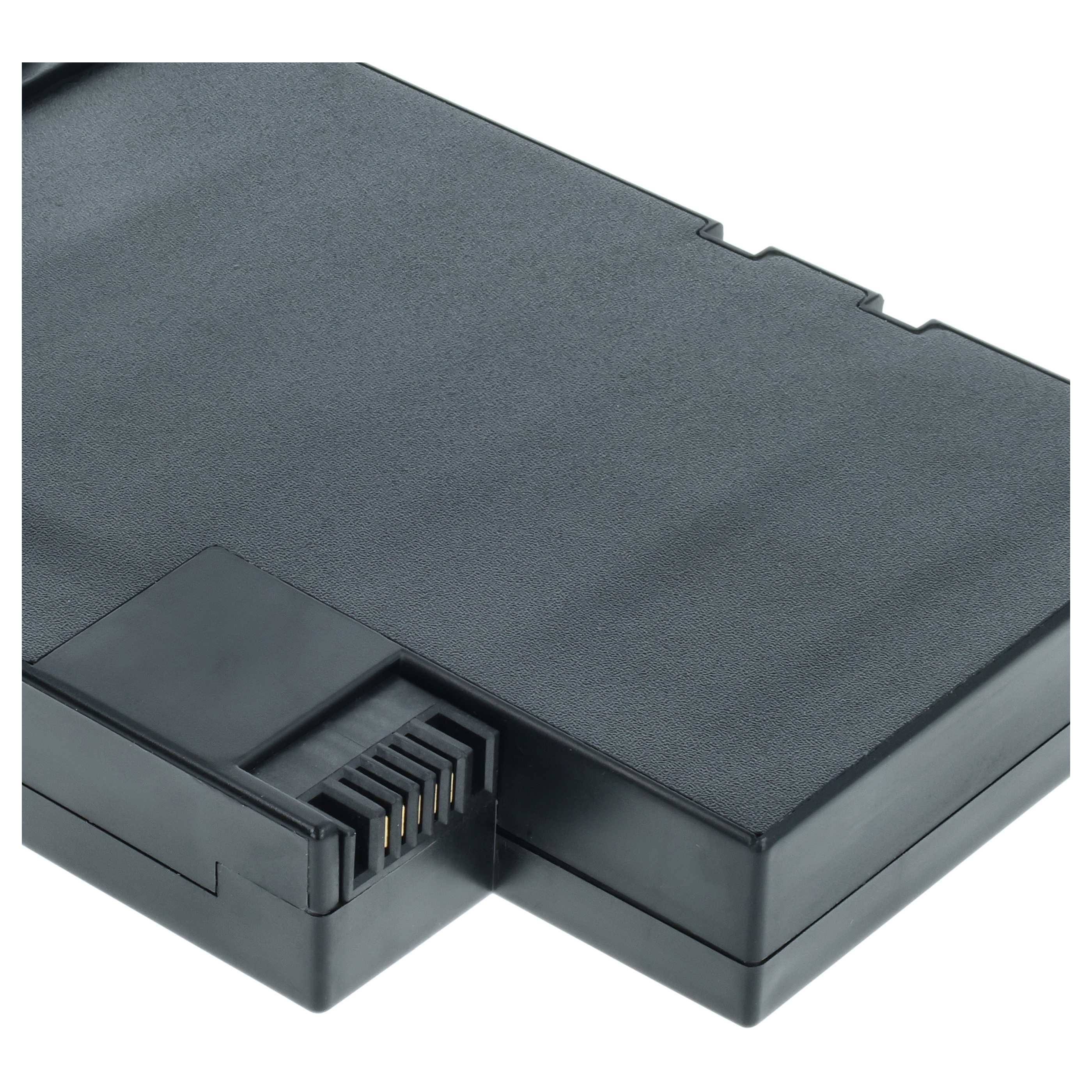Nahaufnahme einer schwarzen, rechteckigen elektronischen Komponente mit einem Anschluss. Die Oberfläche ist strukturiert.