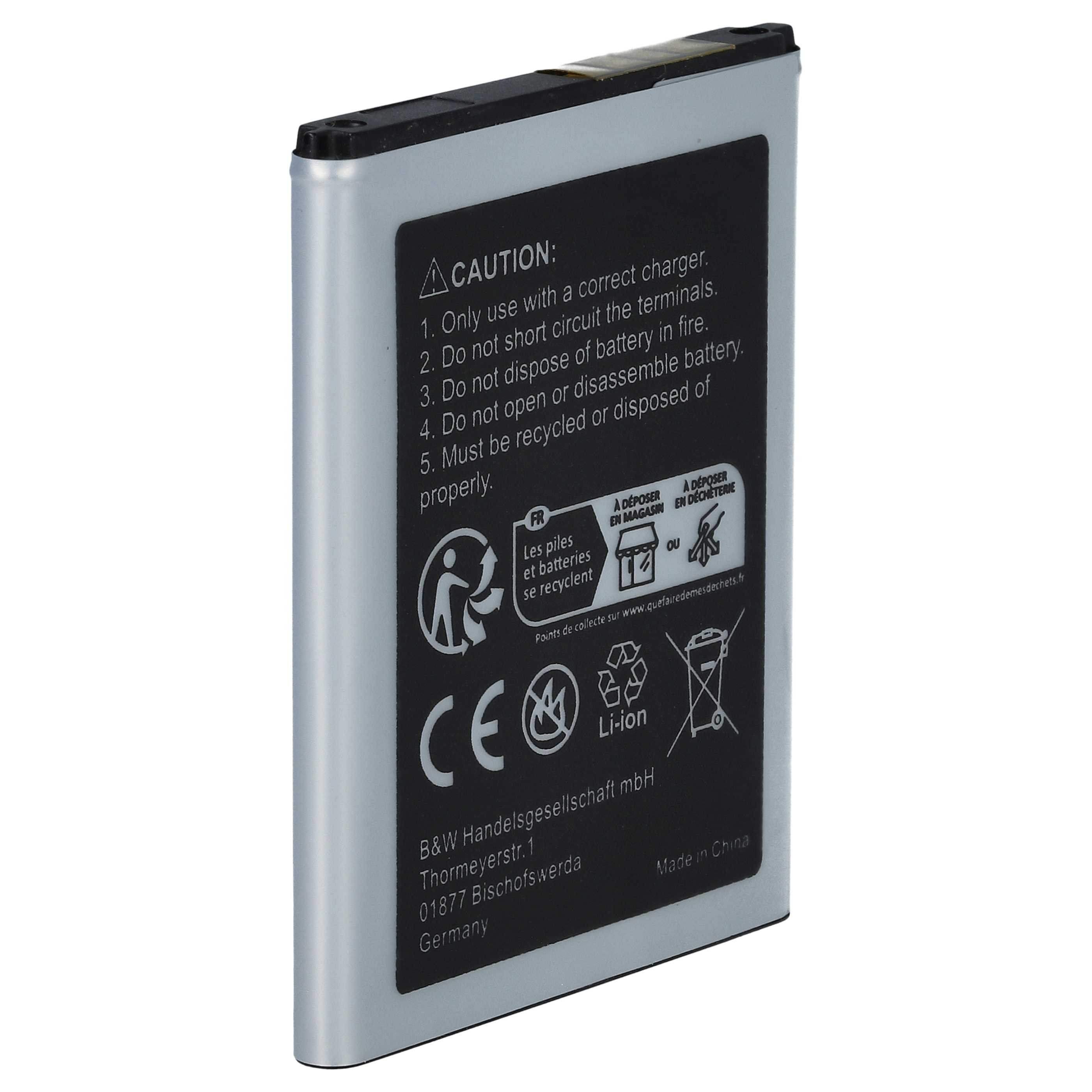 Silberne Batterie mit schwarzem Text. Sie hat Warnhinweise und Recycling-Symbole mit dem Text "Made in China".