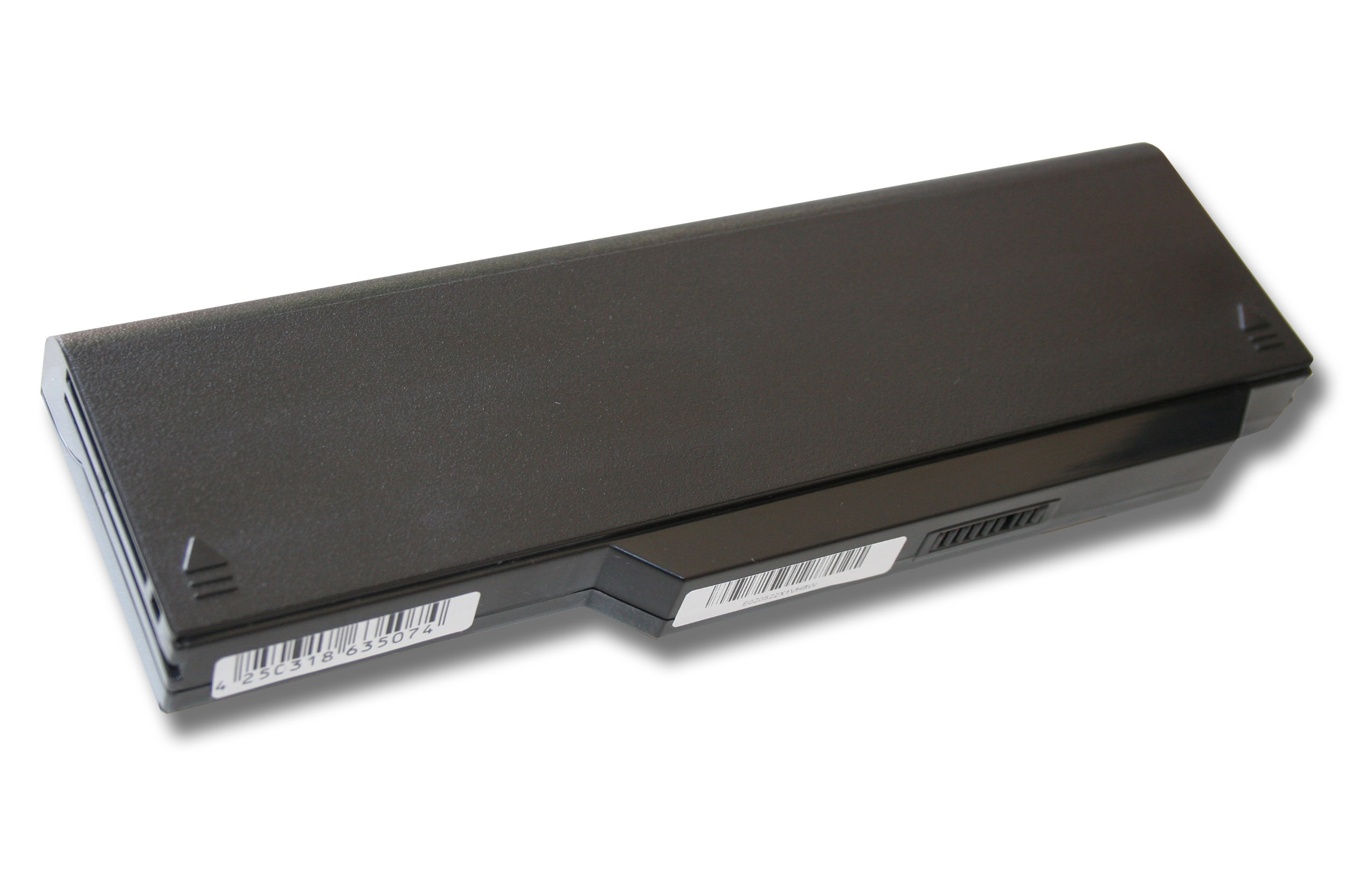 Ein schwarzer, rechteckiger Laptop-Akku mit Barcode-Aufklebern liegt auf weißem Untergrund und wirft Schatten.