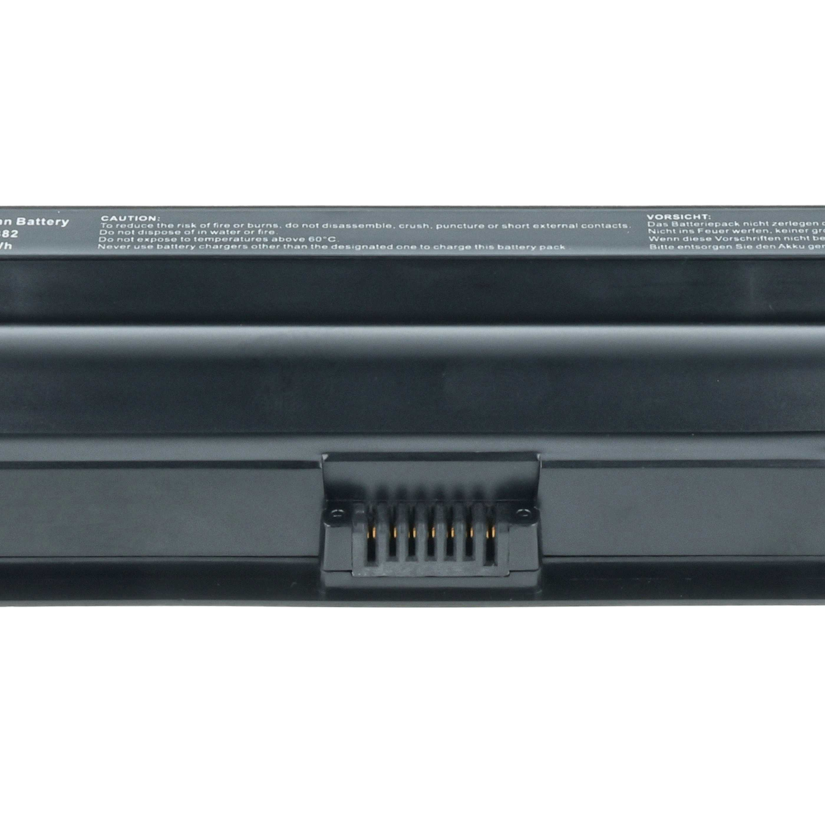 Ein Laptop-Akkupack, dunkelgrau, mit einem Anschluss unten. Warnhinweise sind oben links aufgedruckt.