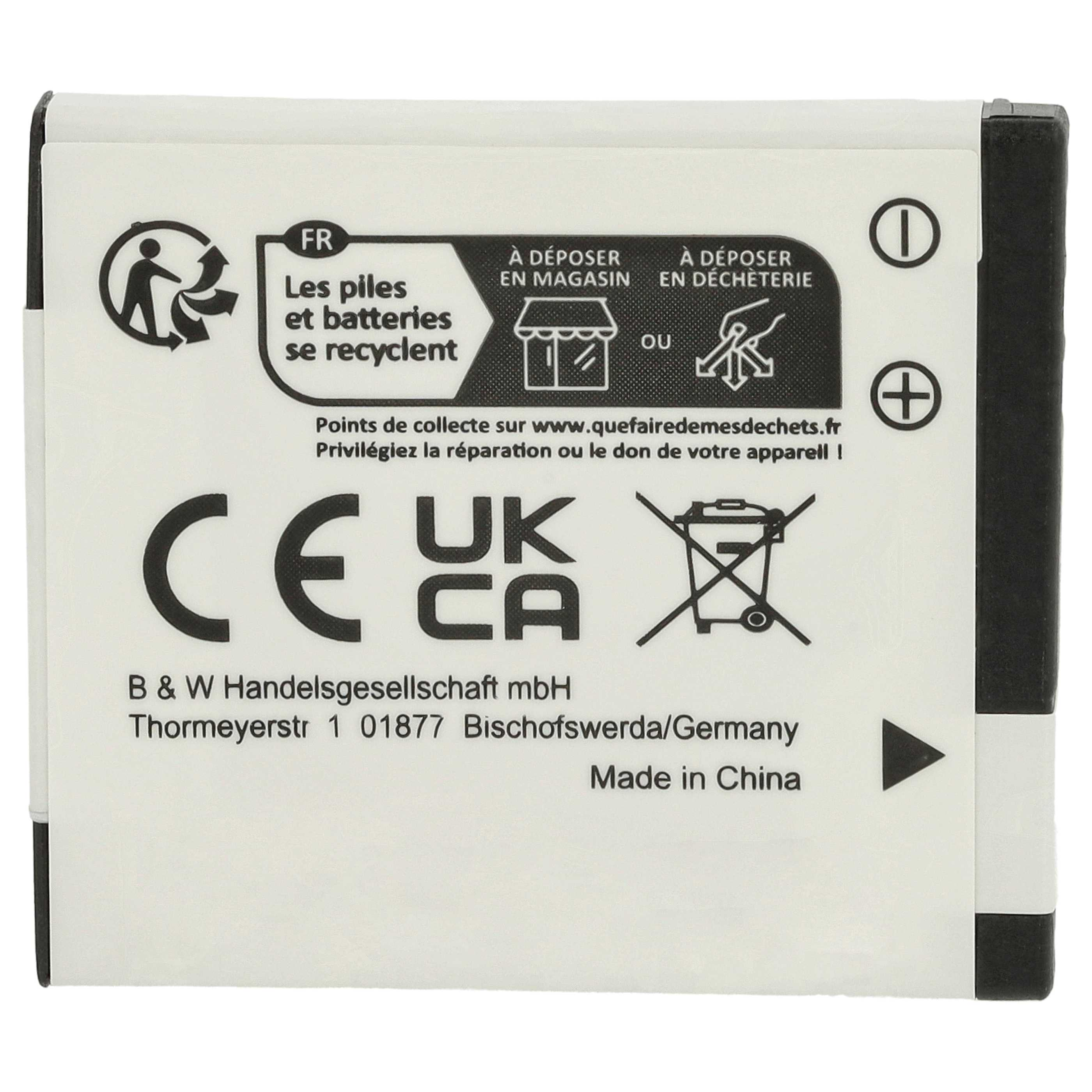 Weiße Batterie mit Text, Recycling-Symbolen und FR-Etikett. Schwarze Zierleiste und Plus- und Minuszeichen.