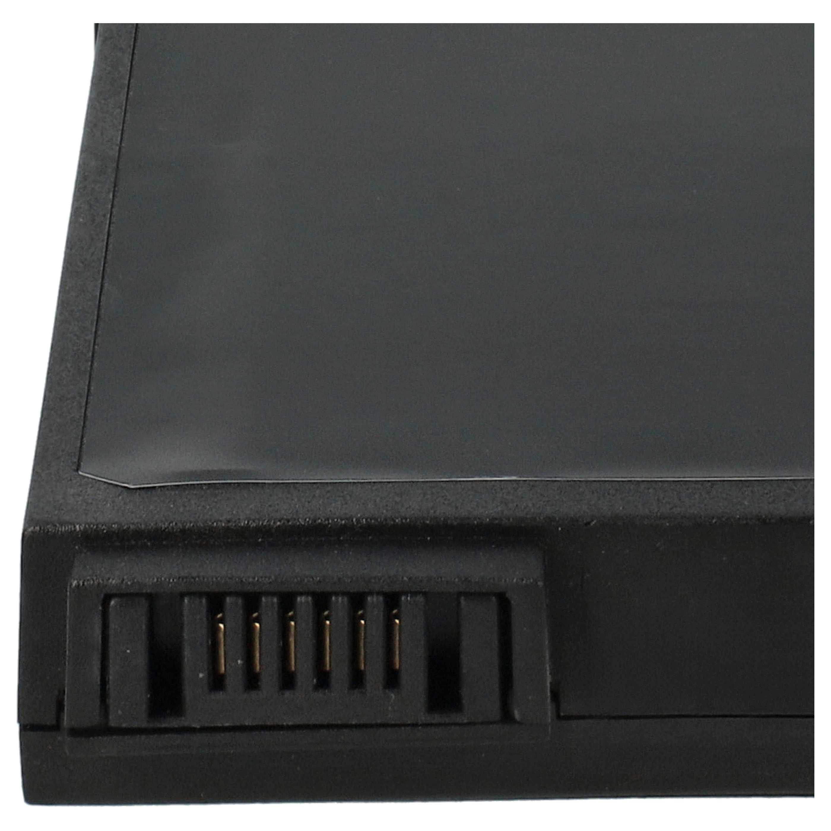 Nahaufnahme eines schwarzen Laptop-Akkus. Der Akku hat einen Stecker mit mehreren Pins. Die Oberfläche ist glatt.