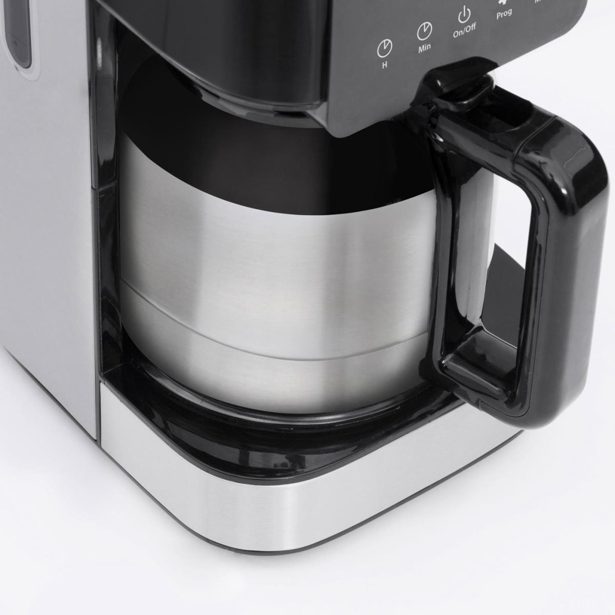 Nahaufnahme eines Edelstahl-Kaffeeautomaten. Der schwarze Griff und das Bedienfeld sind sichtbar. Der Hintergrund ist weiß.