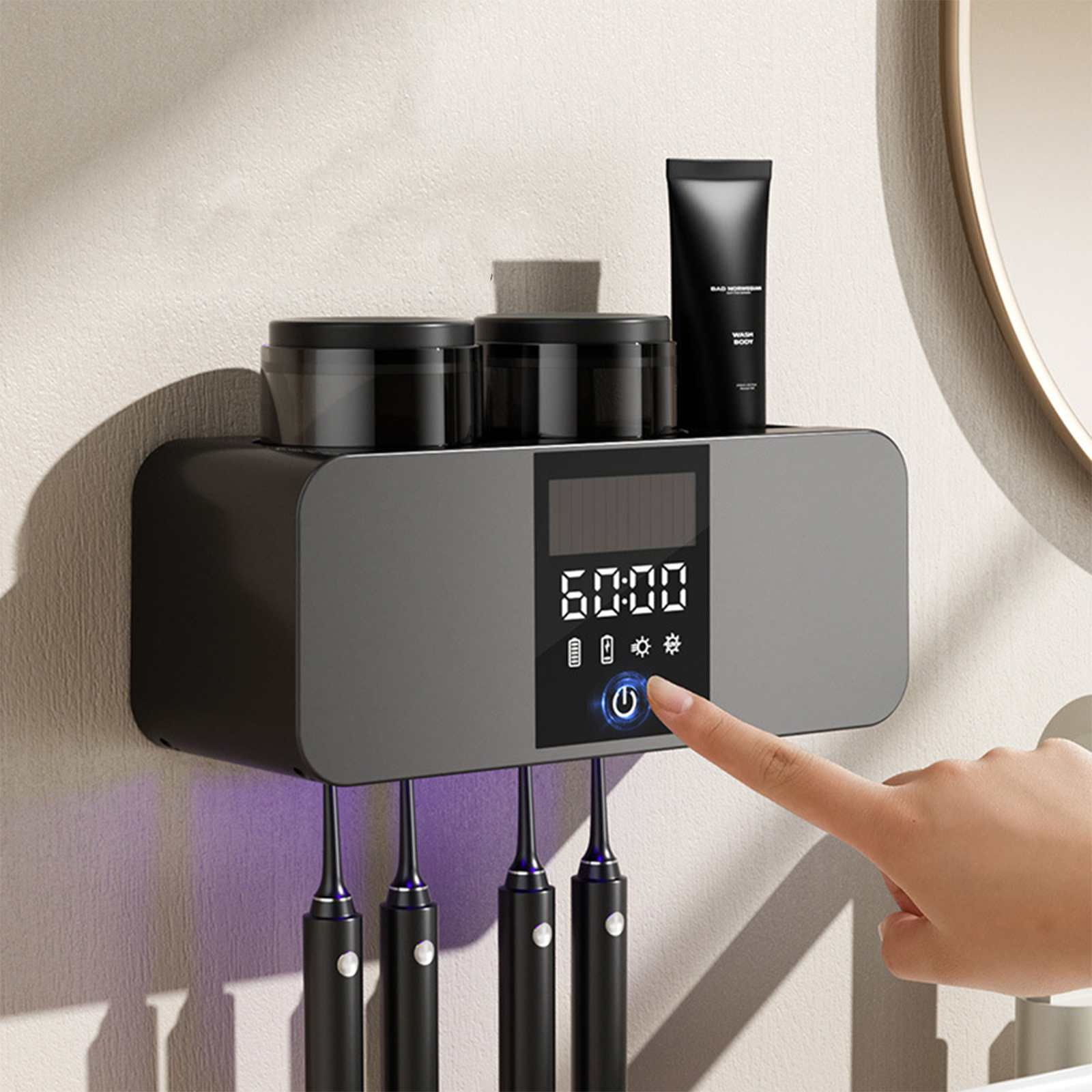 Ein an der Wand befestigter Zahnbürstenhalter mit Digitaluhr. Eine Hand drückt die Ein-/Aus-Taste. Enthält Zahnbürsten, Gläser und eine Tube.