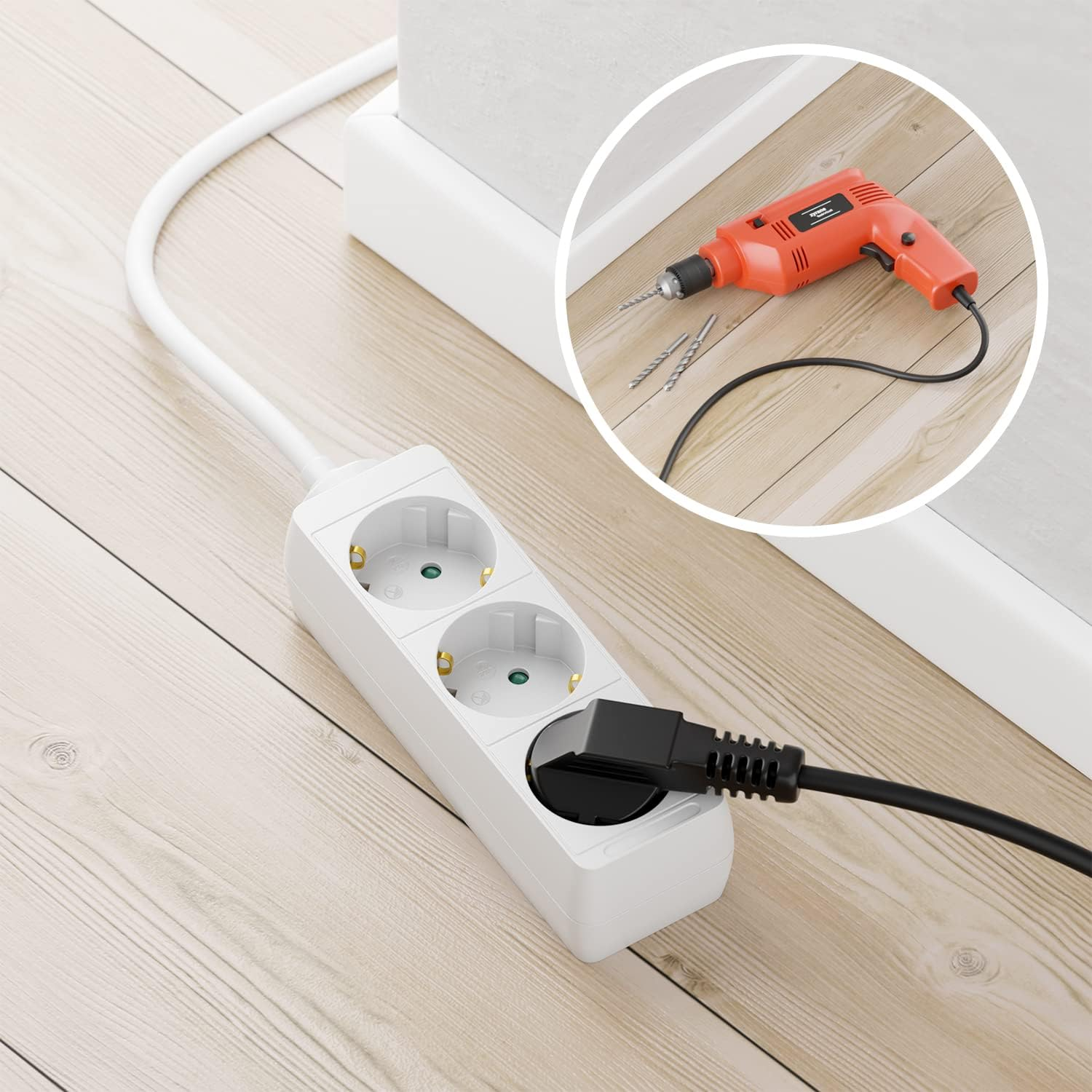 Eine orangefarbene Bohrmaschine und Bohrer befinden sich in der Nähe einer weißen Steckdosenleiste mit einem schwarzen Stecker auf einem Holzboden.