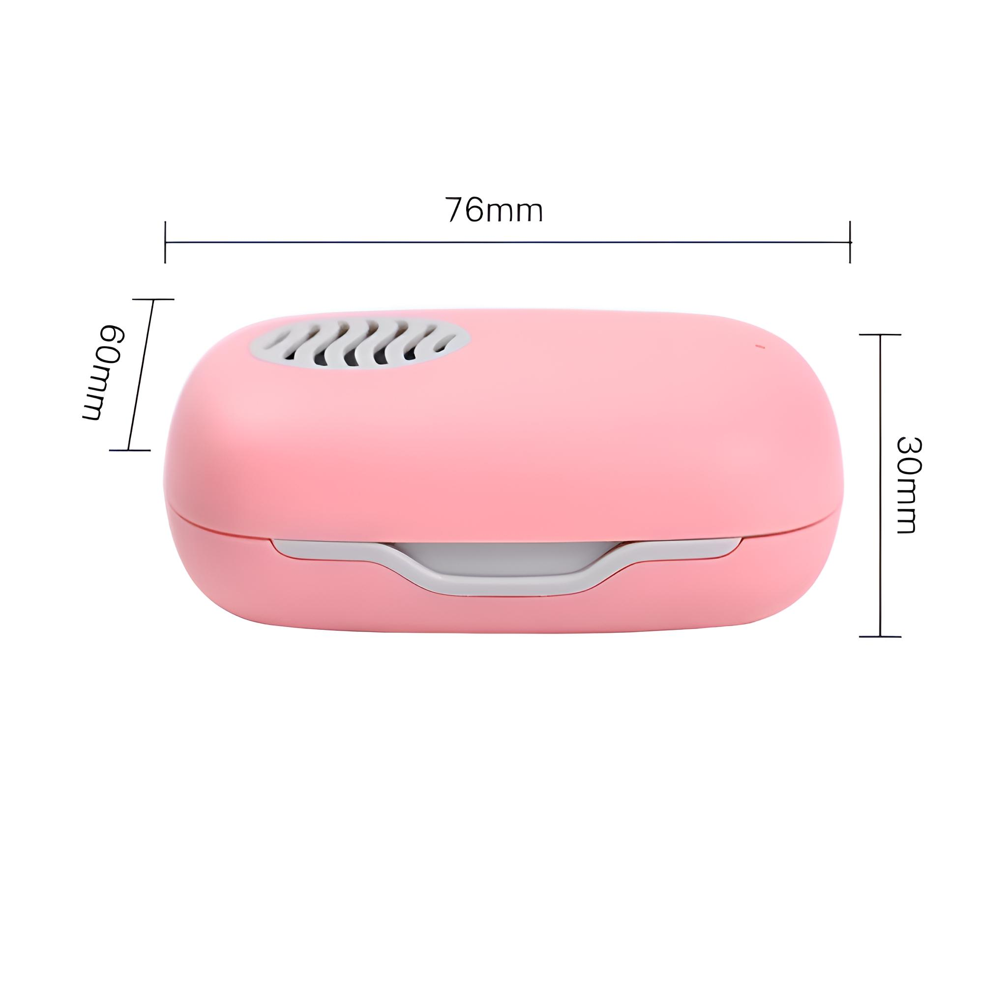 Ein rosa Gerät mit beschrifteten Abmessungen. Es hat eine Öffnung oben und einen geriffelten unteren Abschnitt. Der Hintergrund ist weiß.