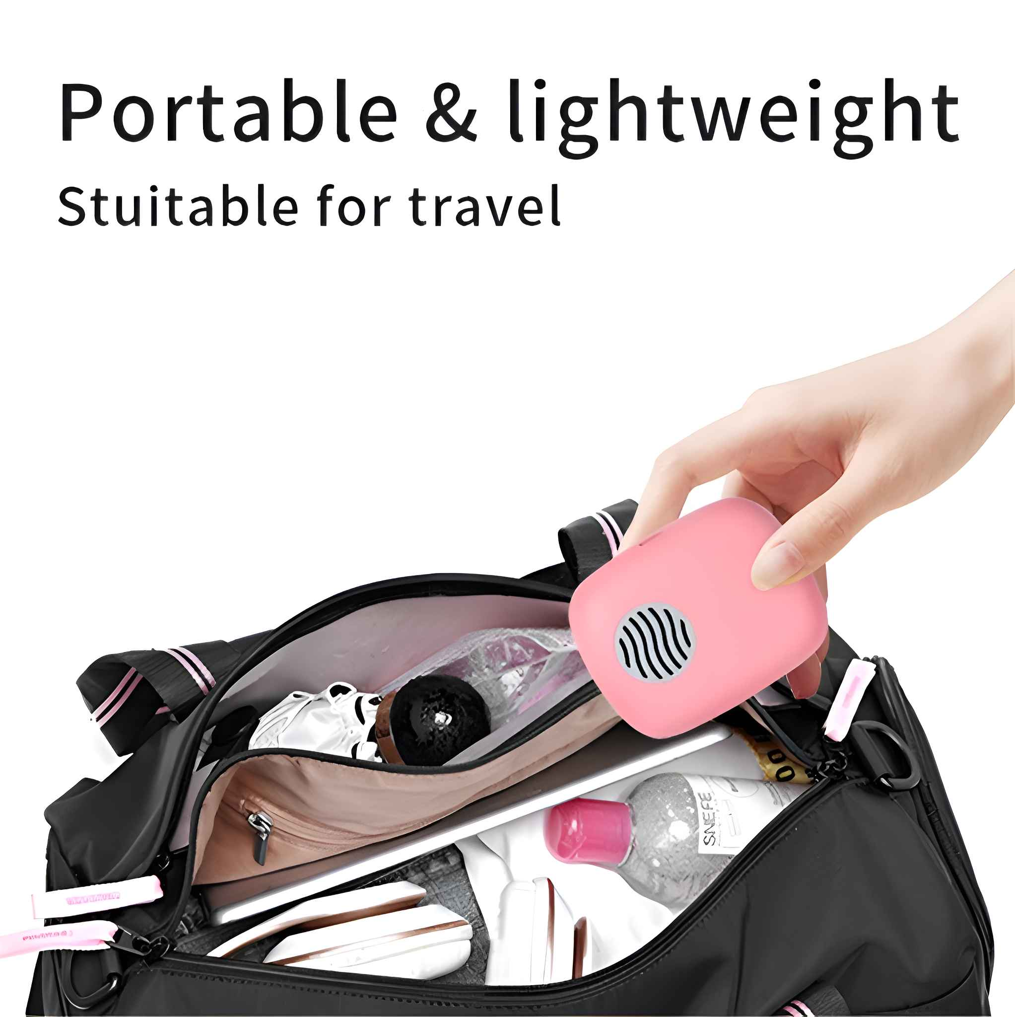 Eine Hand hält ein pinkfarbenes Gerät über einer schwarzen Reisetasche voller Gegenstände. Der Text lautet: 'Tragbar & leicht'.