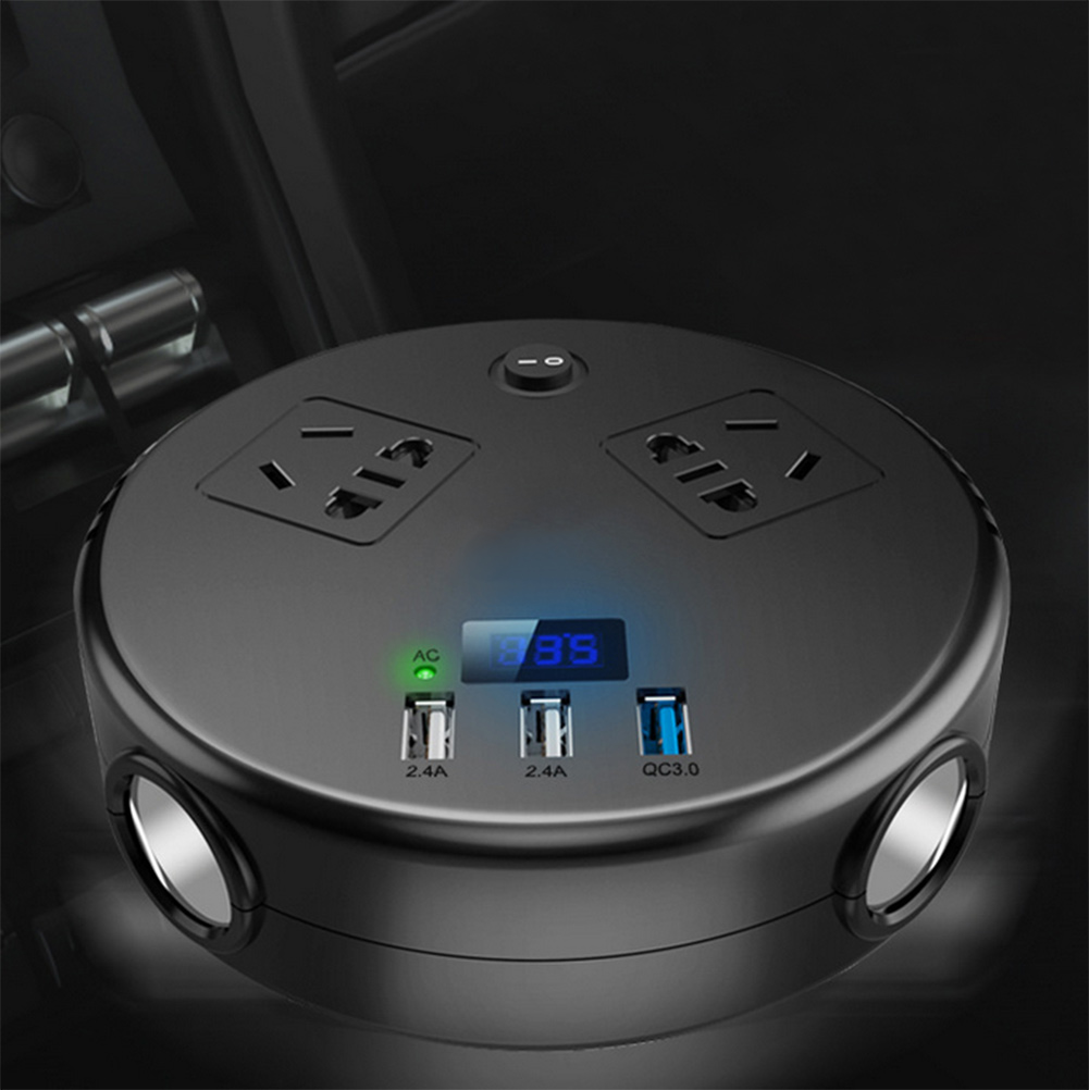 Schwarzer Auto-Netzadapter mit Steckdosen, USB-Anschlüssen und Digitalanzeige. Enthält AC-, 2,4A- und QC3.0-Anschlüsse sowie einen Ein-/Ausschalter.