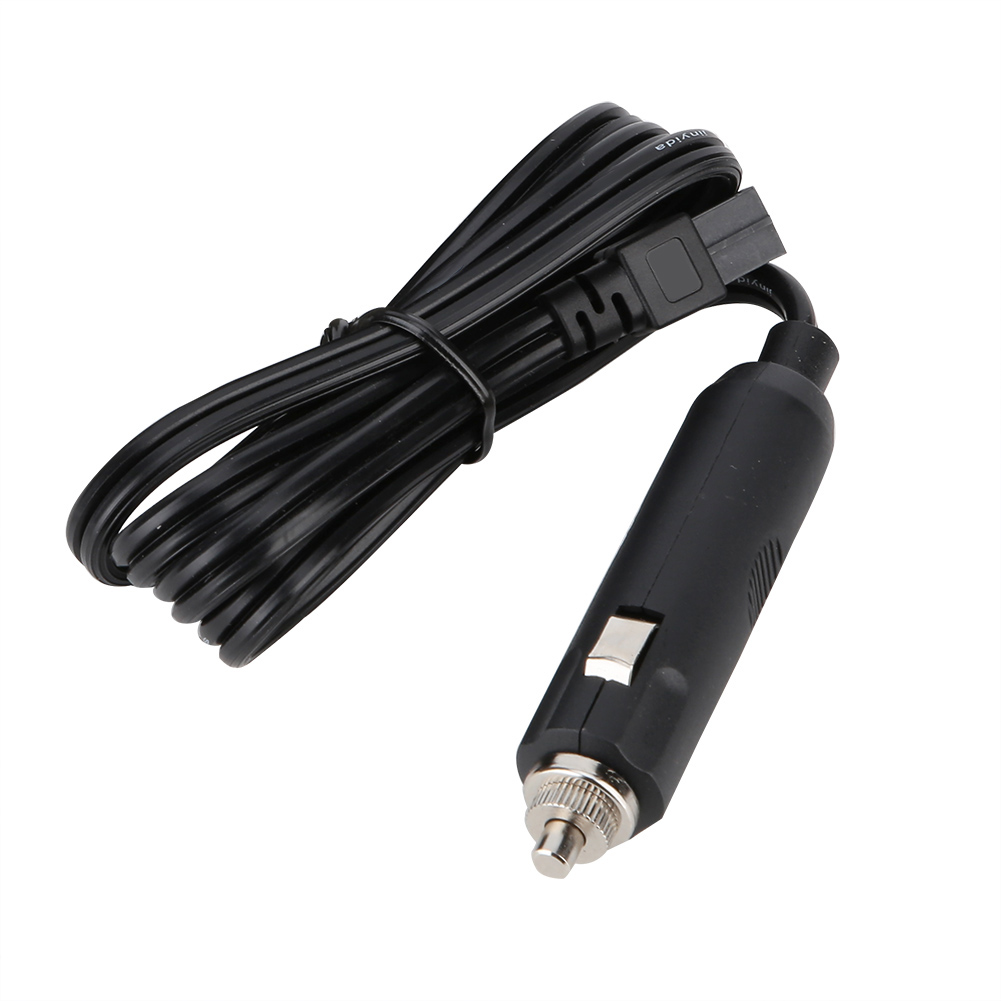 Ein schwarzes Autoladegerät mit Zigarettenanzünderstecker, gewickeltem Kabel und rechteckigem Stecker, isoliert auf weißem Hintergrund.